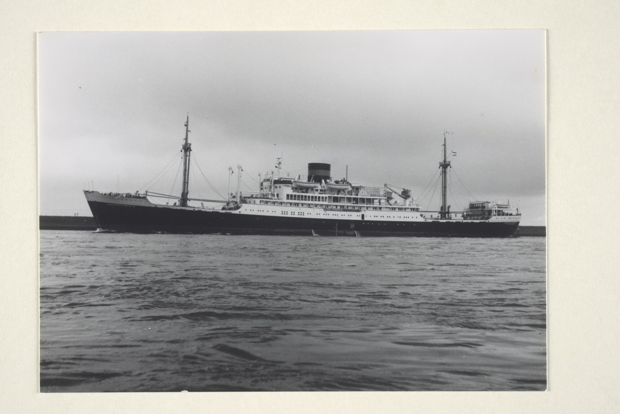 1997.1910; Het vracht-passagiersschip ms. 'Jagersfontein' van de VNS; foto