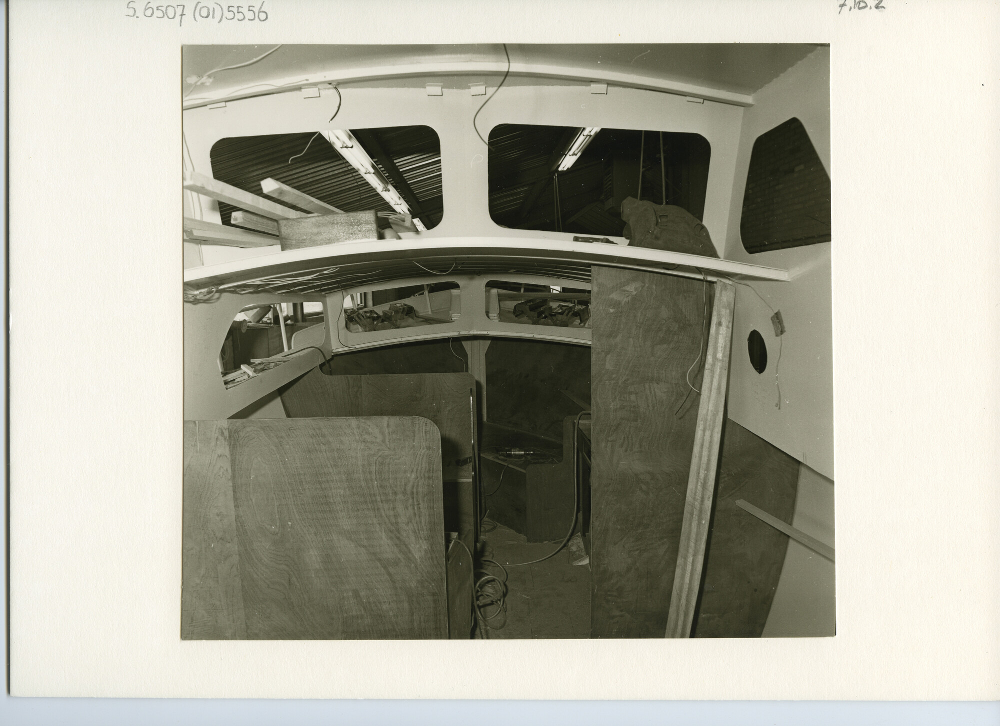 S.6507(01)5556; Foto van inbouw interieur van een stalen motorkruiser; foto