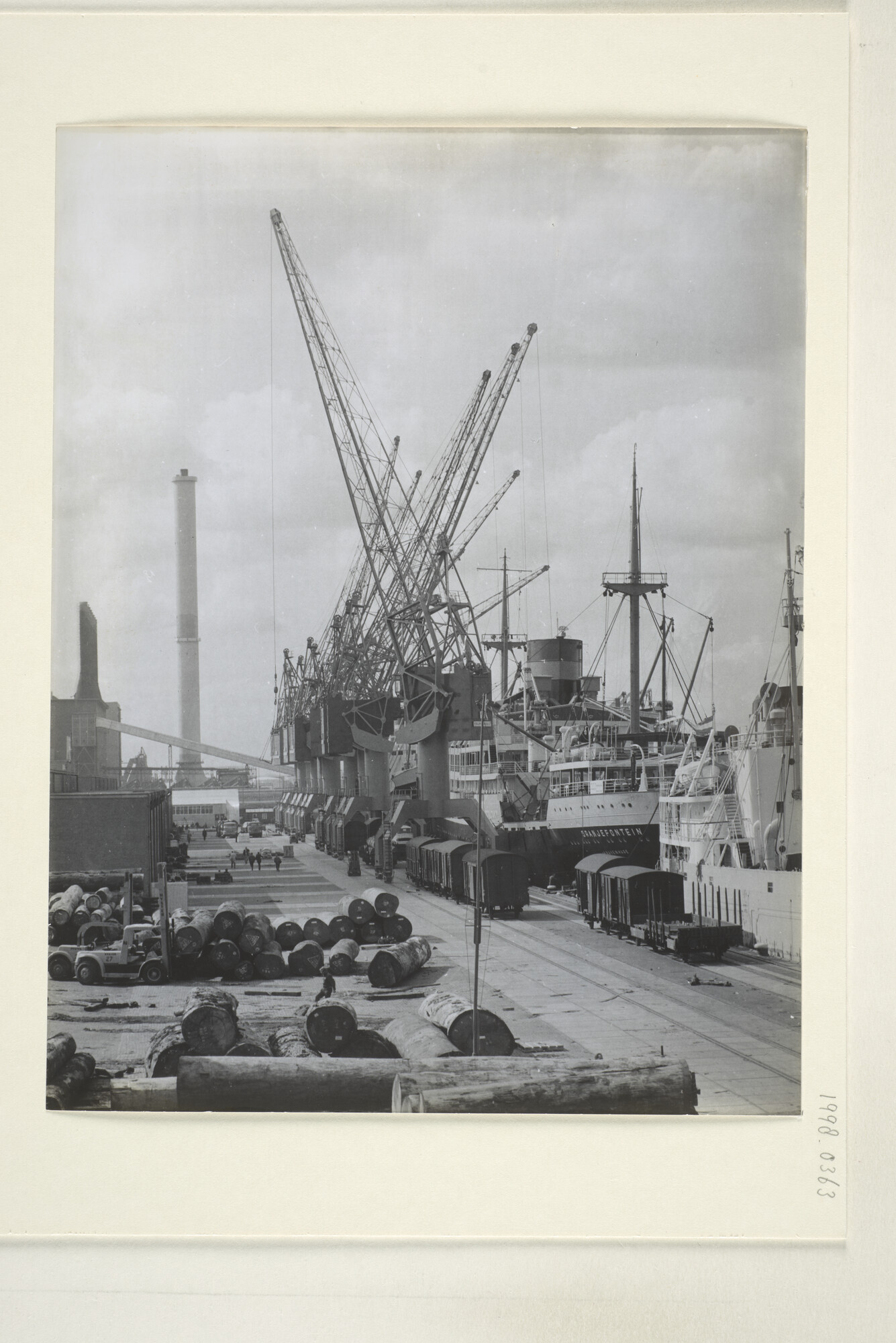 1998.0363; Gezicht op de havenkade aan de Vlothaven te Amsterdam, augustus 1966; foto