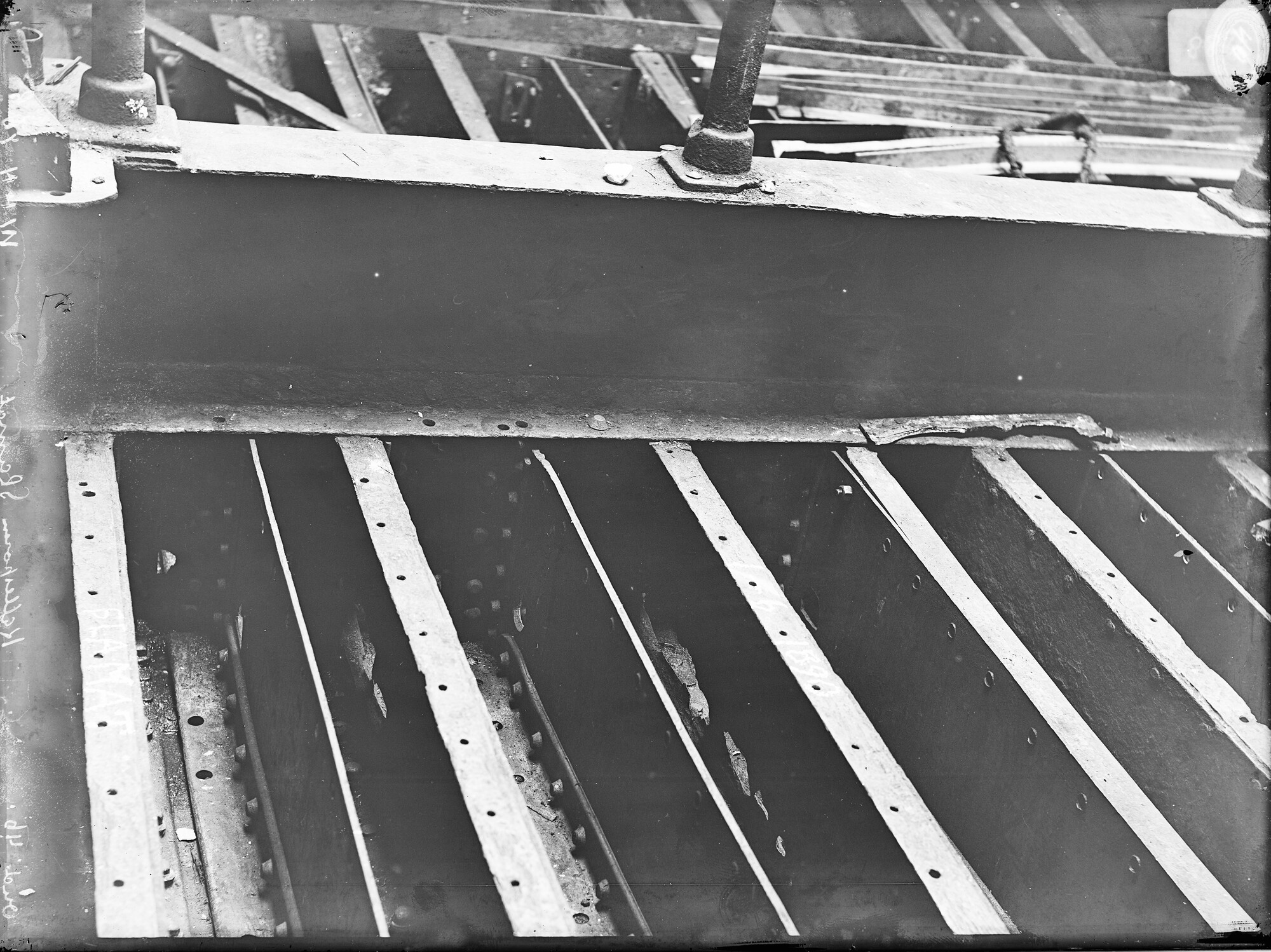 S.1156(06)151-4; Detailfoto van kattesporen voor het 3-mast barkschip Slamat, in aanbouw op de werf De Nachtegaal; negatief