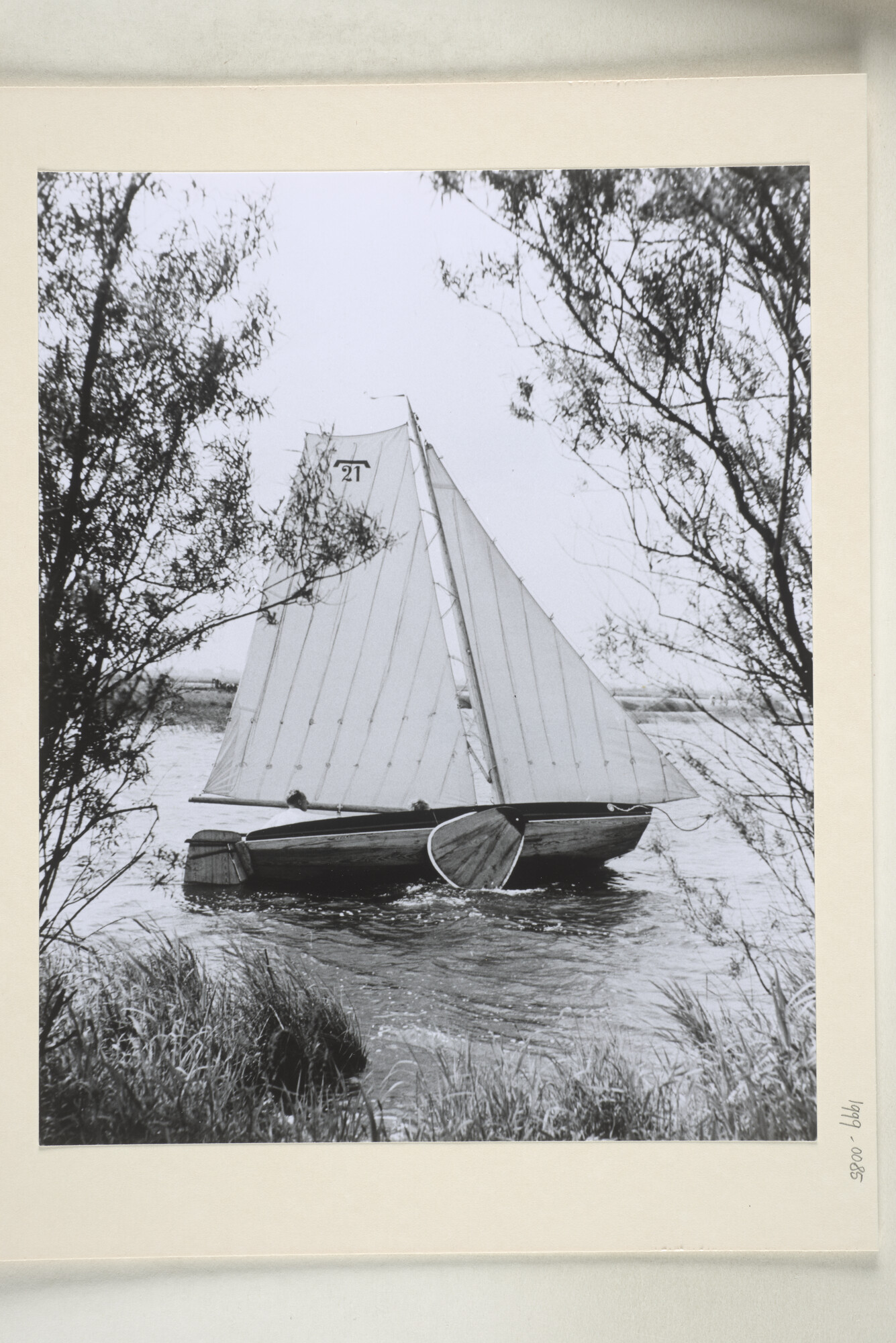 1999.0085; Een dagje varen op het Sneekermeer met de Friese zeilschouw 'Markol', gebouwd in 1926 door Jan Douma te Oppenhuizen voor Frank en Lammert Atsma; fotoreportage