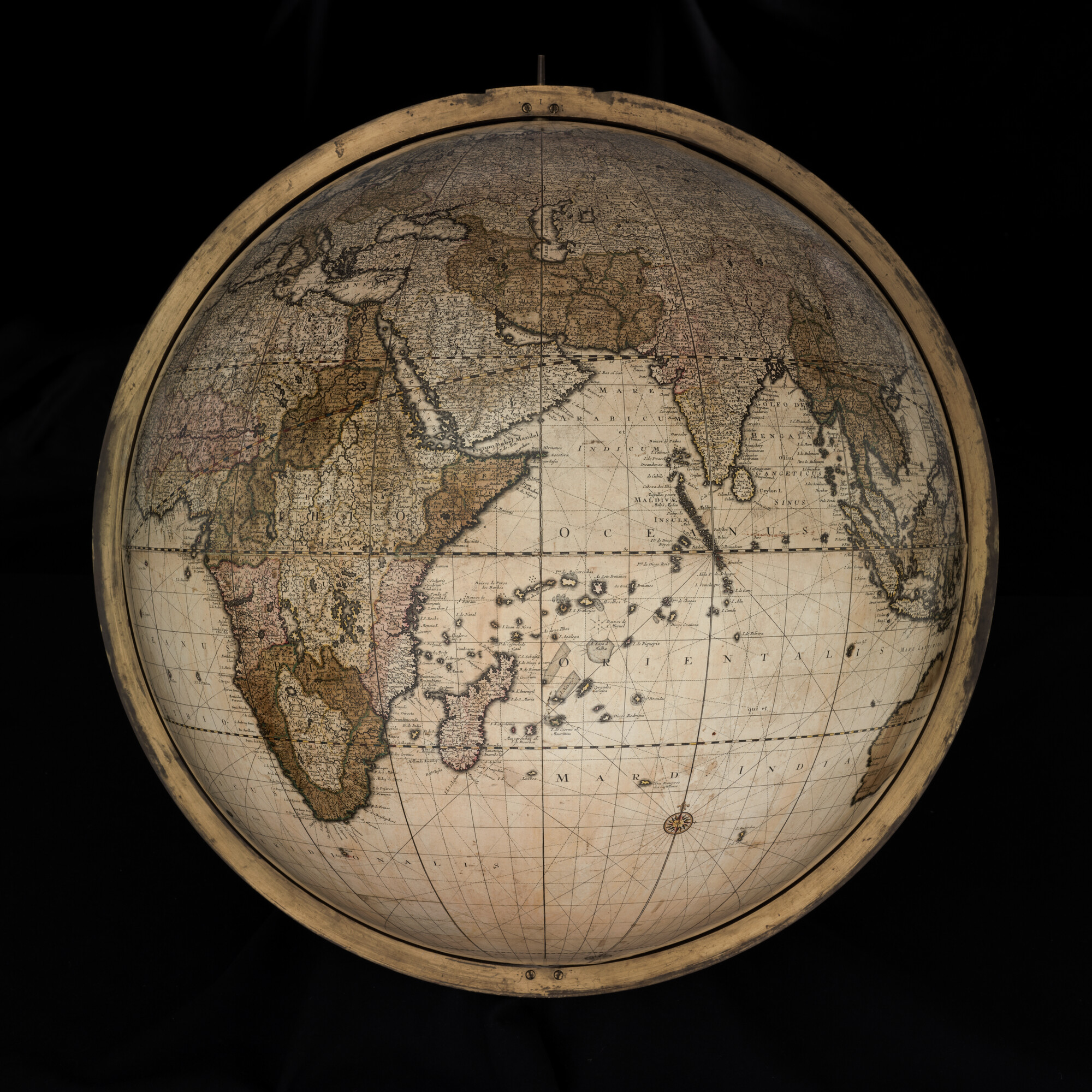 S.1766(01); Aardglobe van 62 cm. in doorsnede door Gerard en Leonard Valk, 1745; globe