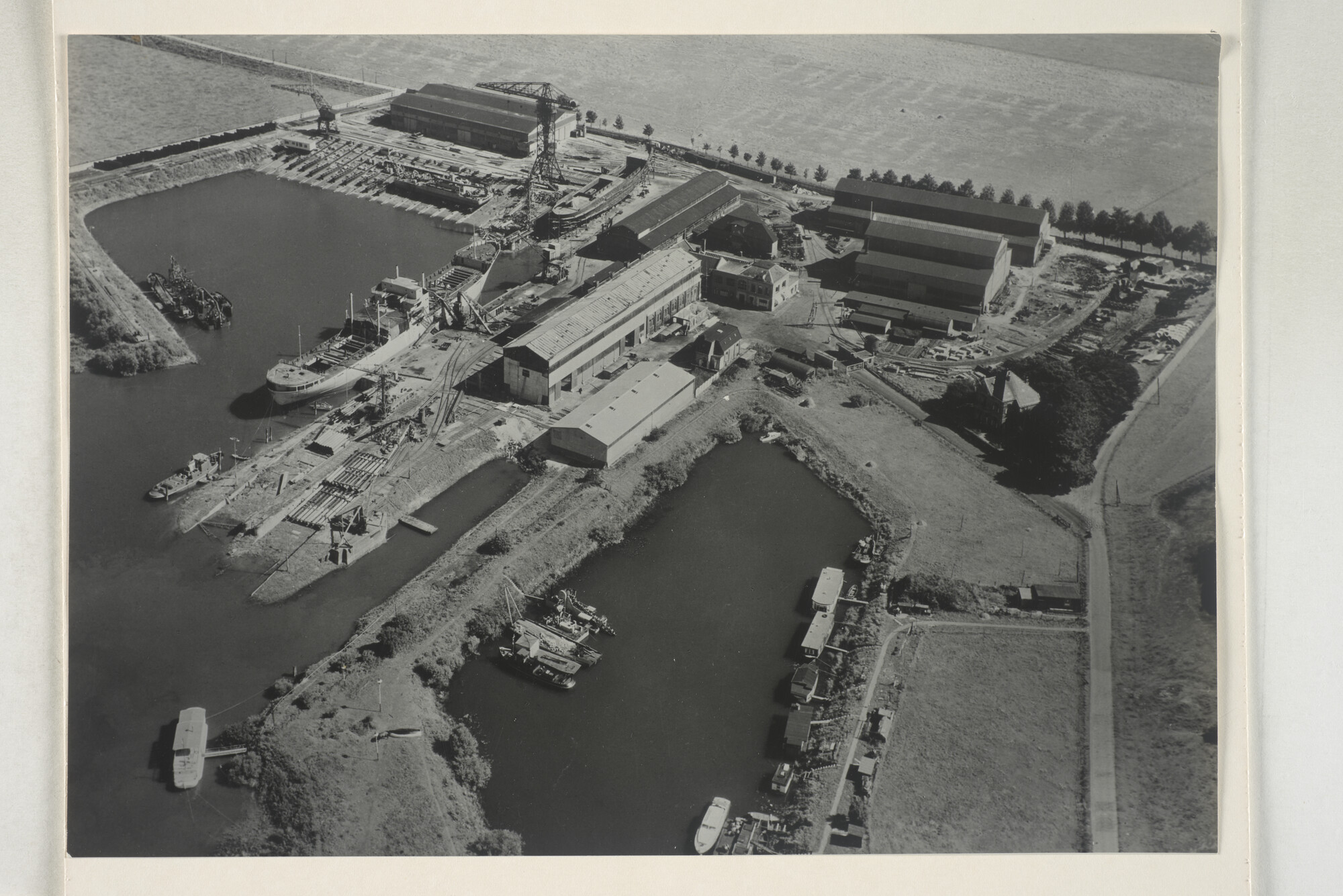 1999.3013; Luchtfoto van de werf van de ASM, juli 1953; foto