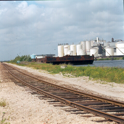 S.9100(6238); Dia spoorrail en pontons op de kade aan de Petroleumhaven te Amsterdam; diapositief