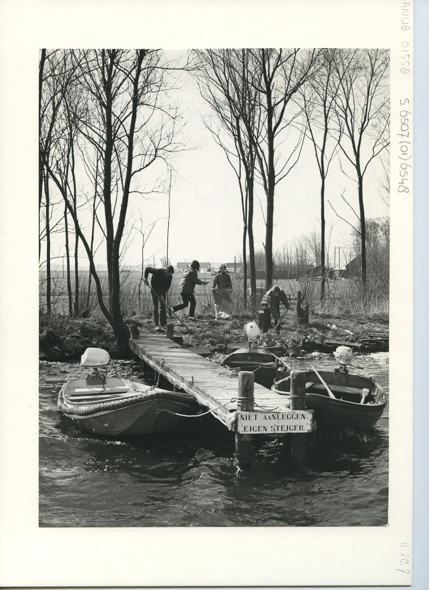 S.6507(01)6548; Foto van kinderen, die rotzooi opruimen bij aanlegsteiger De Kaag; foto