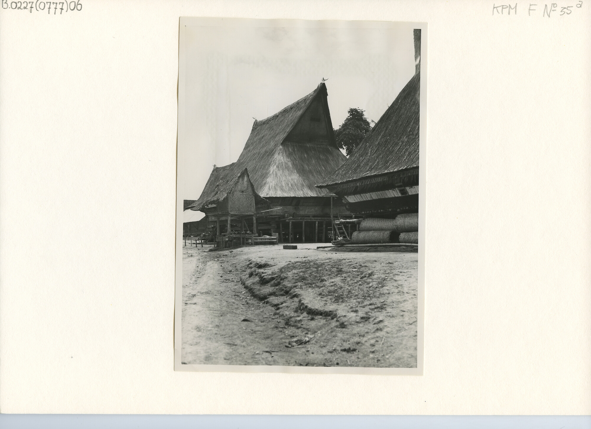 B.0227(0777)06; Foto van Batakhuizen in Kabandjahe (Oostkust Sumatra); foto