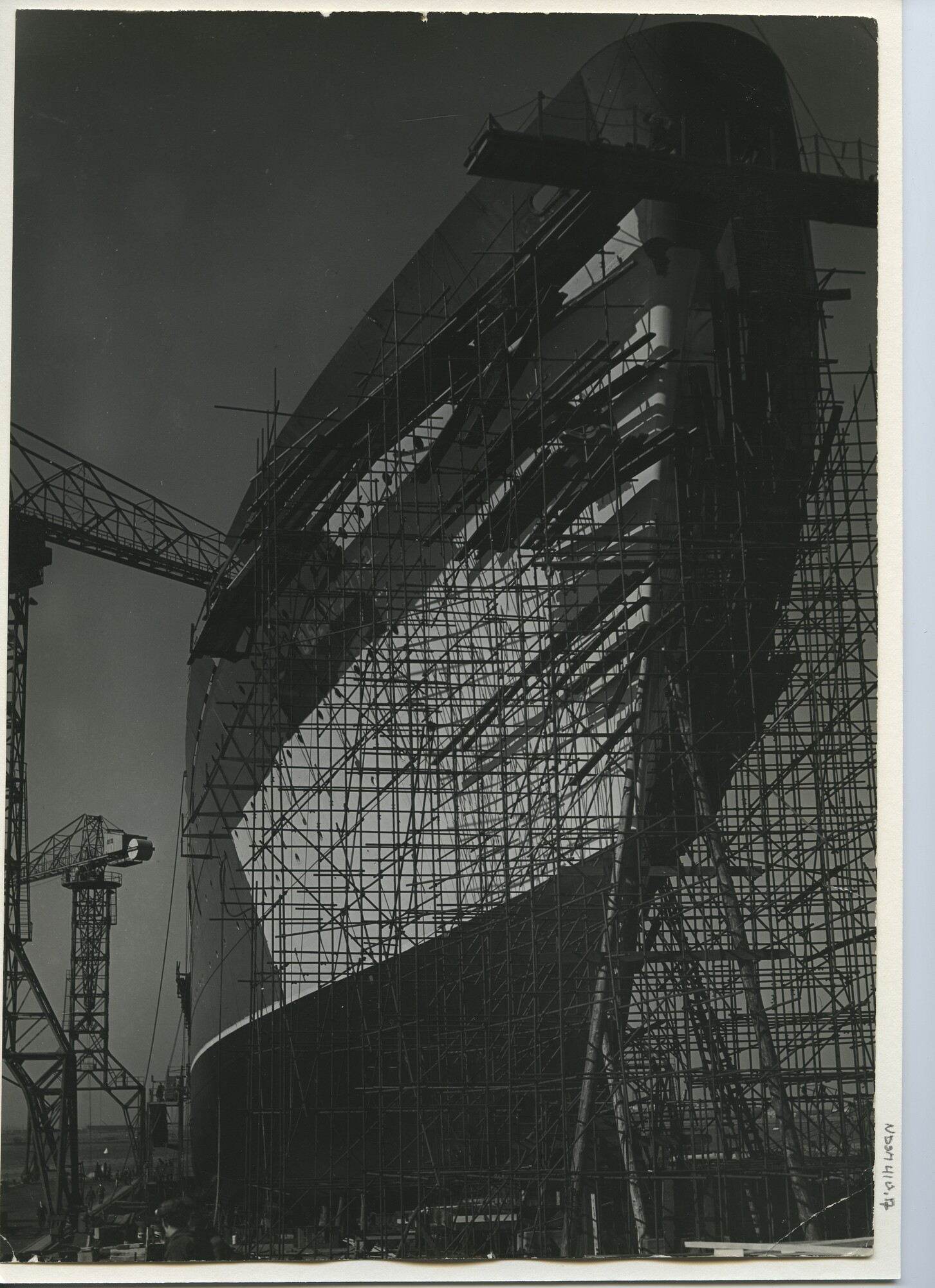 S.5444(1803)2; Foto van het Noorse passagiersschip ms. Oslofjord in aanbouw bij de NDSM; foto