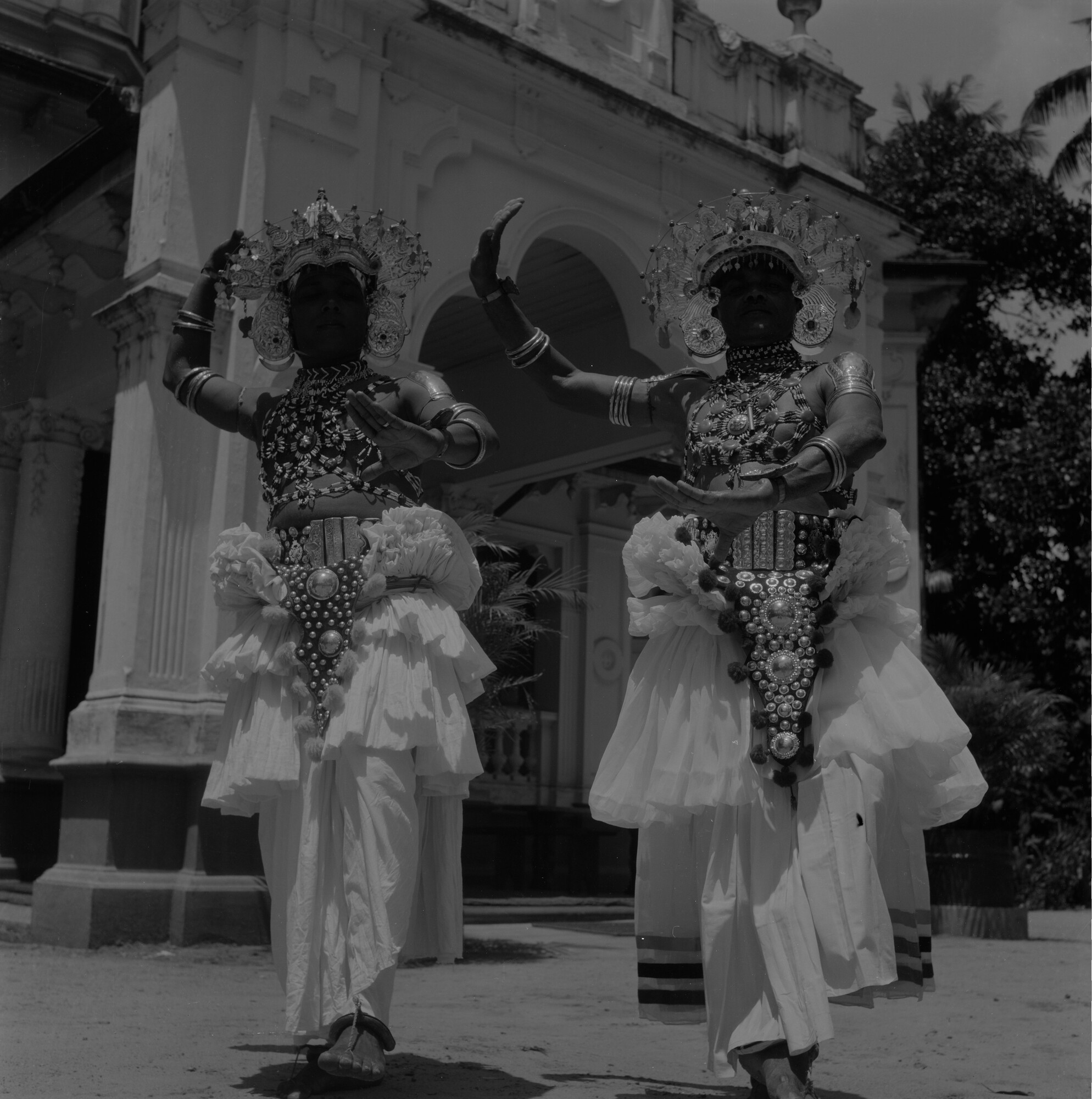 2015.2456; Negatief van twee traditioneel geklede dansers voor een tempel te Sri Lanka; negatief