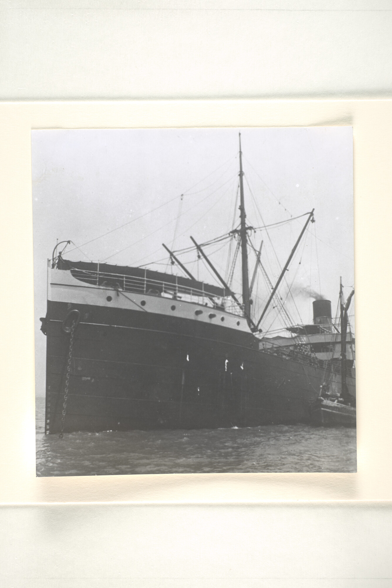 1995.1737; Het voorschip van het vrachtschip ss. 'Ambon' van de SMN; foto