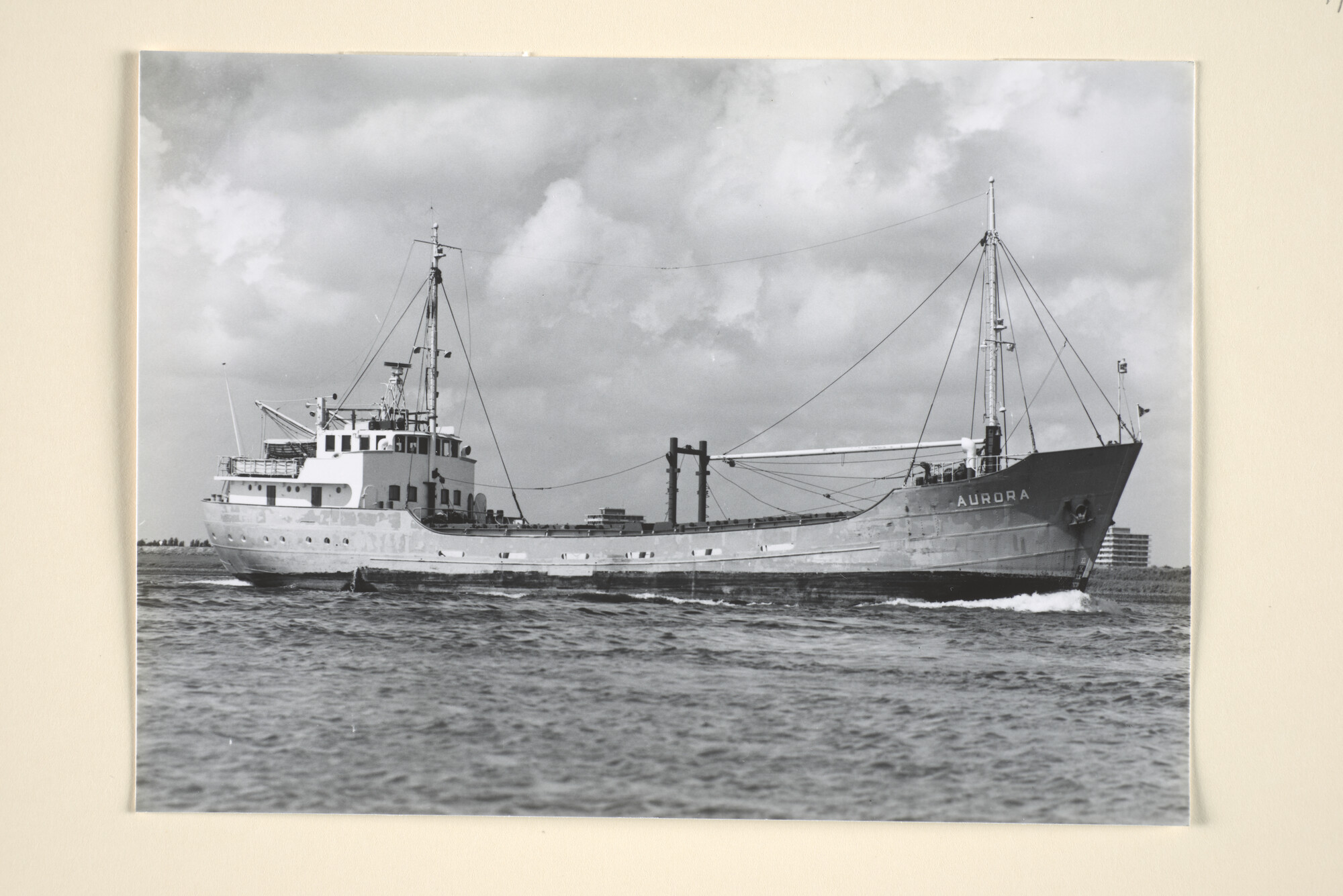 1996.1462; De coaster ms. Aurora van F. Frank (NV Rekab) te Groningen gezien op de op [...]; foto