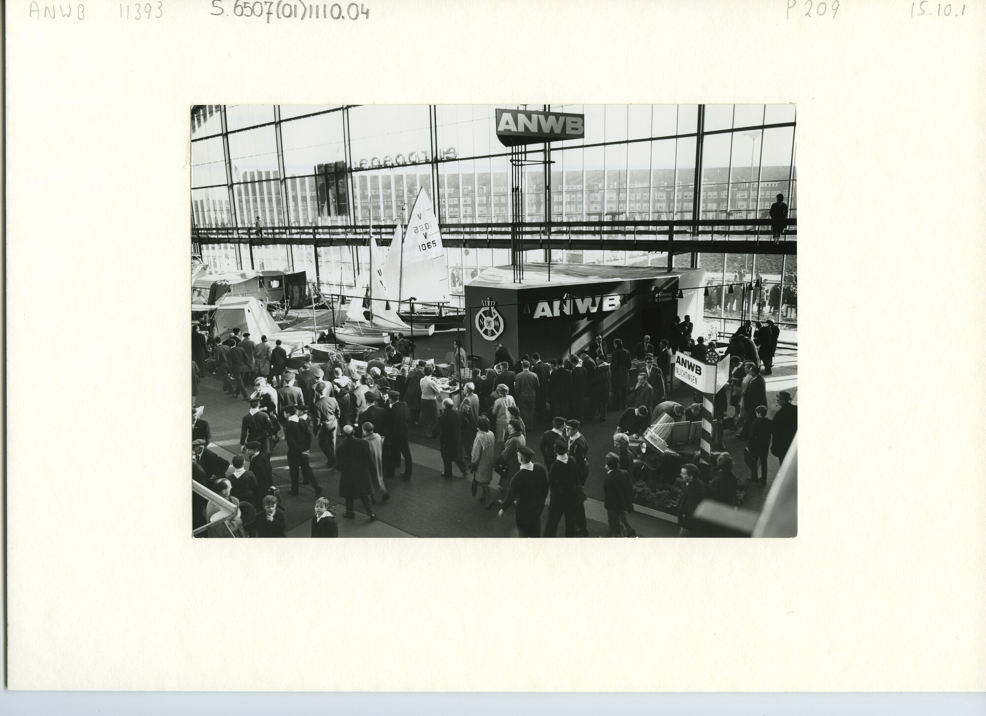 S.6507(01)1110.04; Overzichtfoto van de tentoonstelling HISWA Goed Kamp 1962; foto