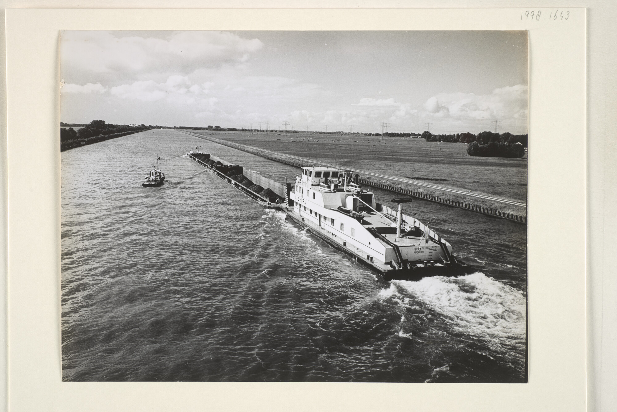 1998.1643; Fotos van de duwboot Nashorn varende met twee duwbakken op het Amsterdam-Rijnkanaal binnen [...]; fotoreportage