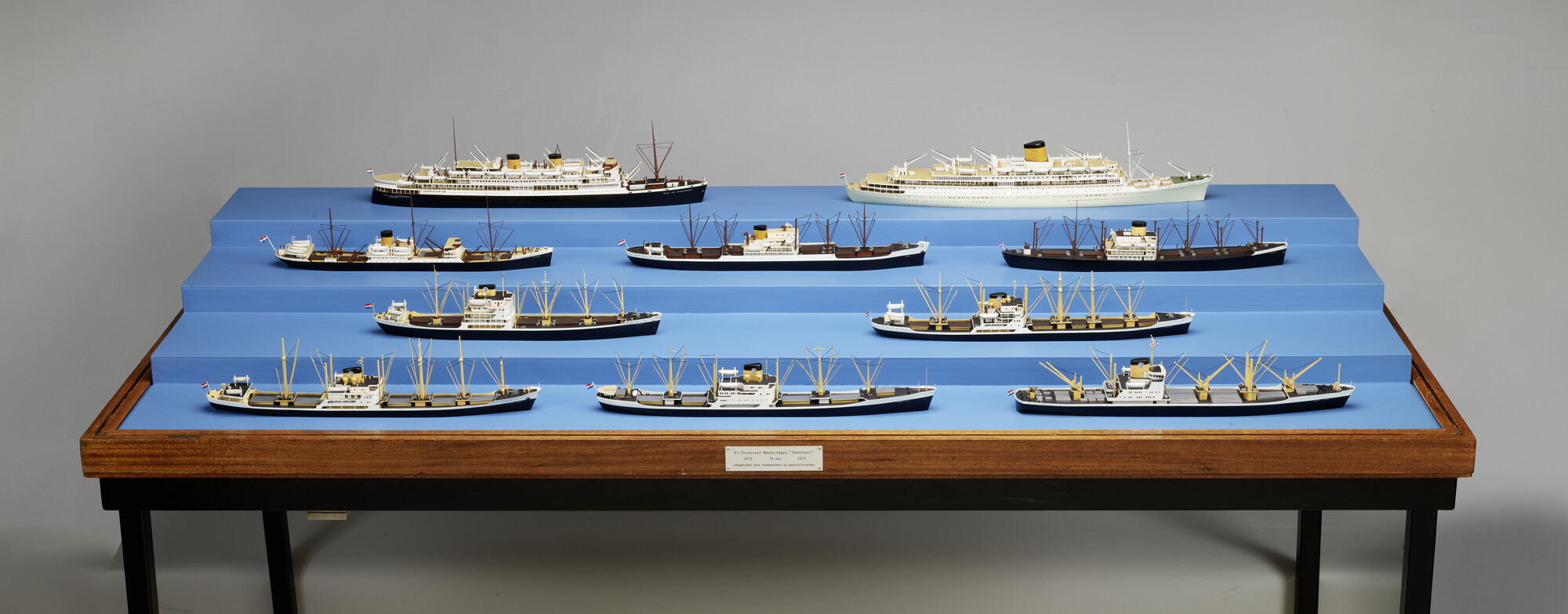 2008.0035; Vitrine met waterlijnmodellen ter gelegenheid van honderdjarig jubileum Stoomvaart Maatschappij 'Nederland'; scheepsmodel