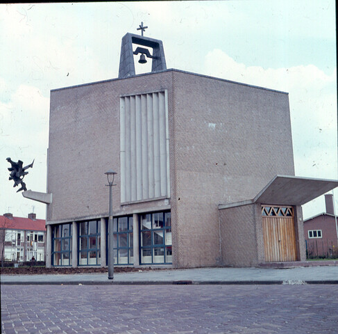 S.9100(0679); Kerkgebouw "De Olijftak" in Amsterdam-Slotermeer; diapositief