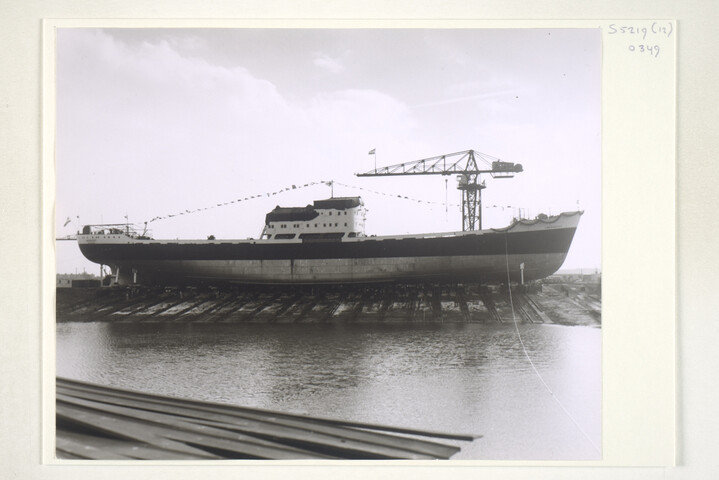 S.5219(12)0349; Fotos van het vrachtschip ms. Liberiakust op de dwarshelling van de werf [...]; fotoreportage