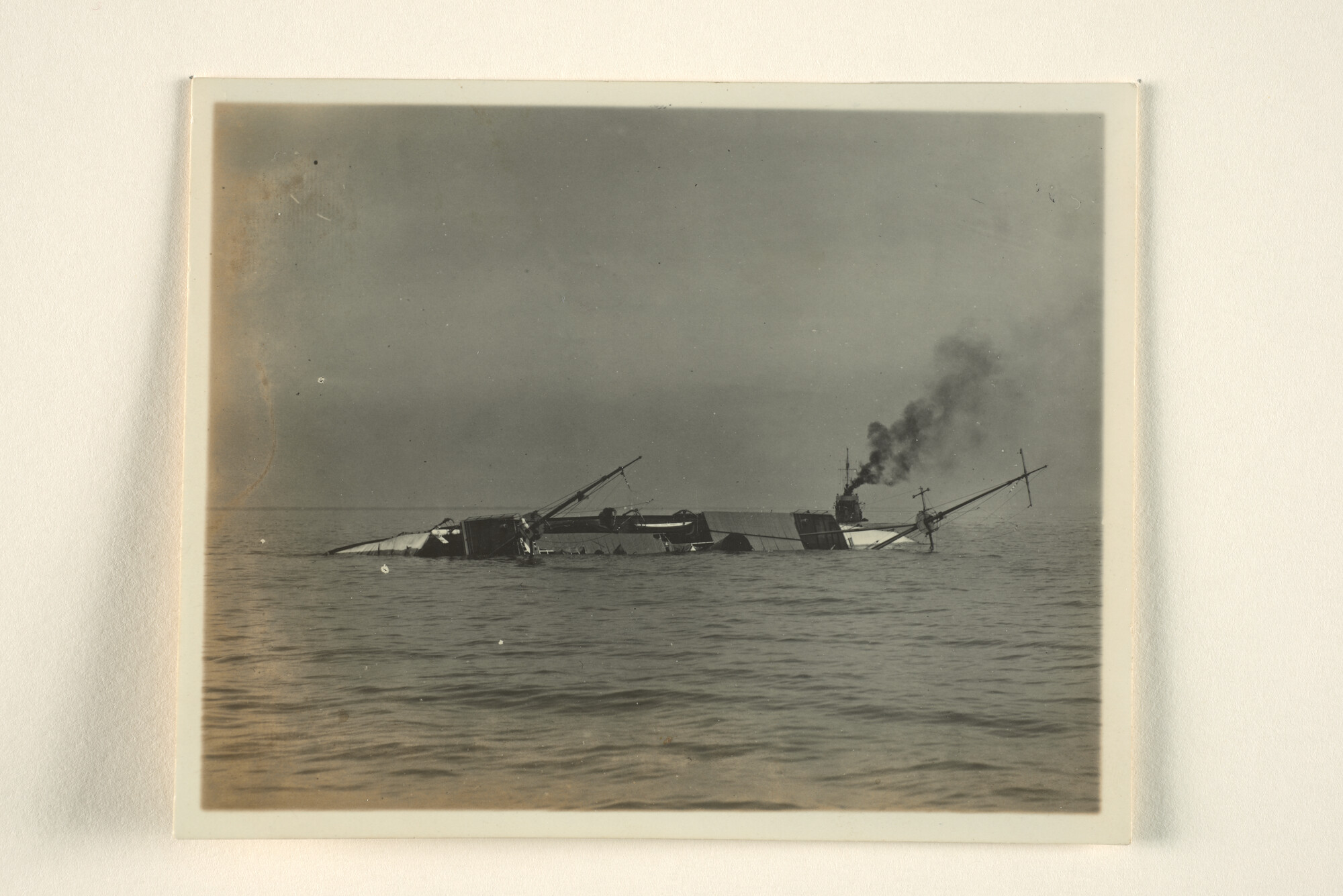 1994.7245; De mijnenlegger Hr.Ms. 'Serdang' stoomt weg met geredde schepelingen van de gekapseisde mijnenlegger Hr.Ms. 'Krakatau', kort na de ramp op 11 okt; foto