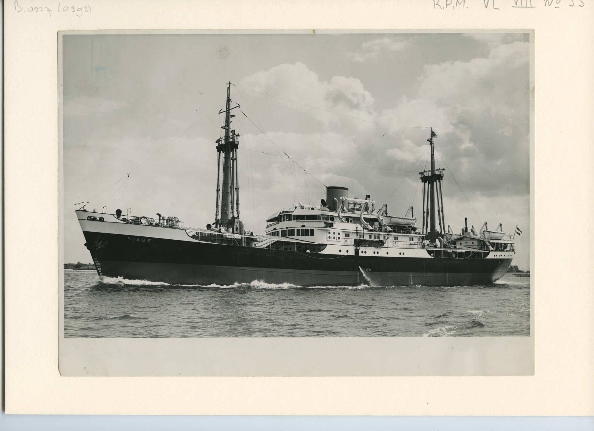 B.0227(0393); Foto van ms. Siaoe op weg naar zee voor de proefvaart; foto