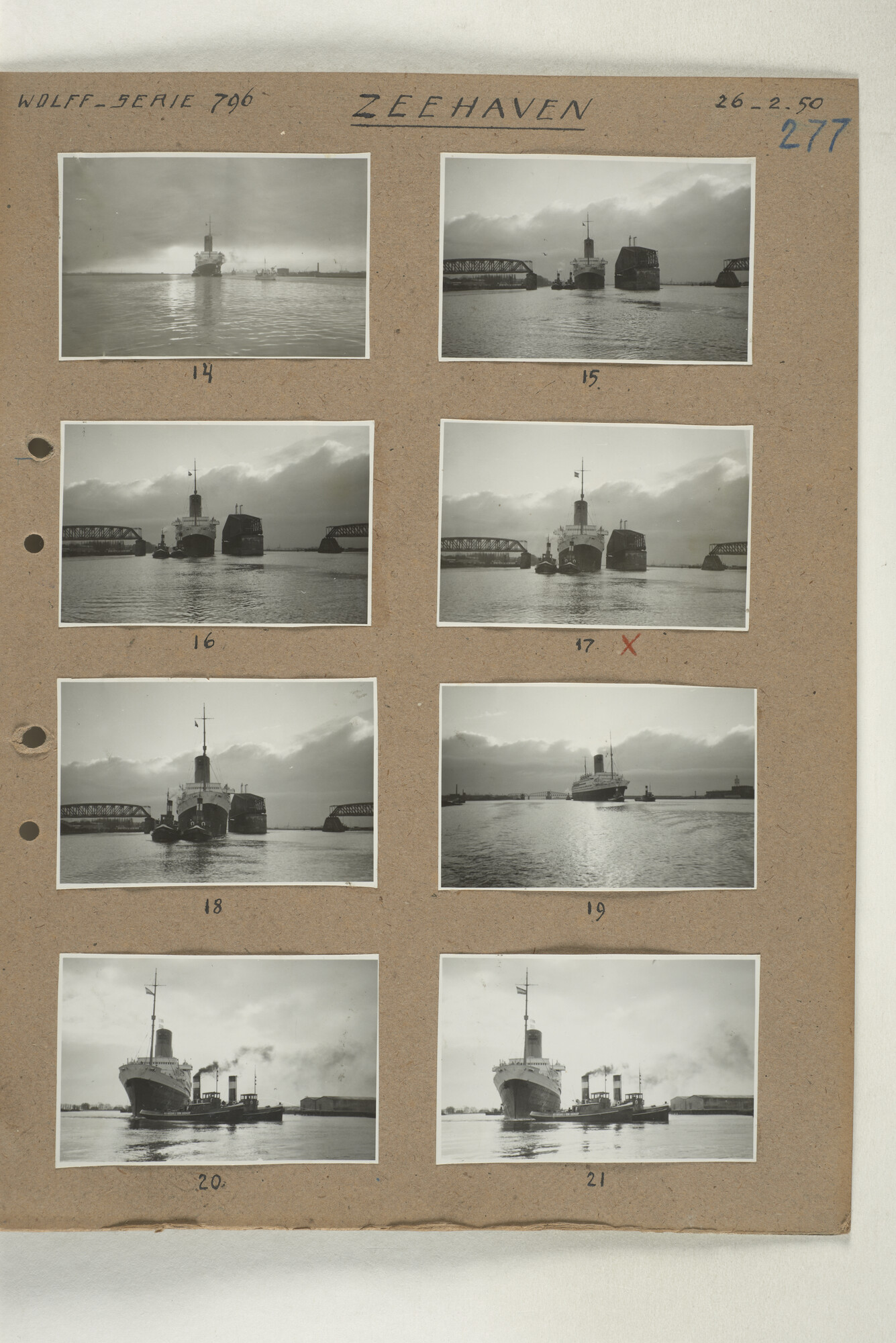 1998.2181; Omslag met een grote hoeveelheid proef foto's gemaakt in opdracht van de Gemeente Handelsinrichtingen en de Vereniging "de Amsterdamsche Haven" te Amsterdam.; omslag