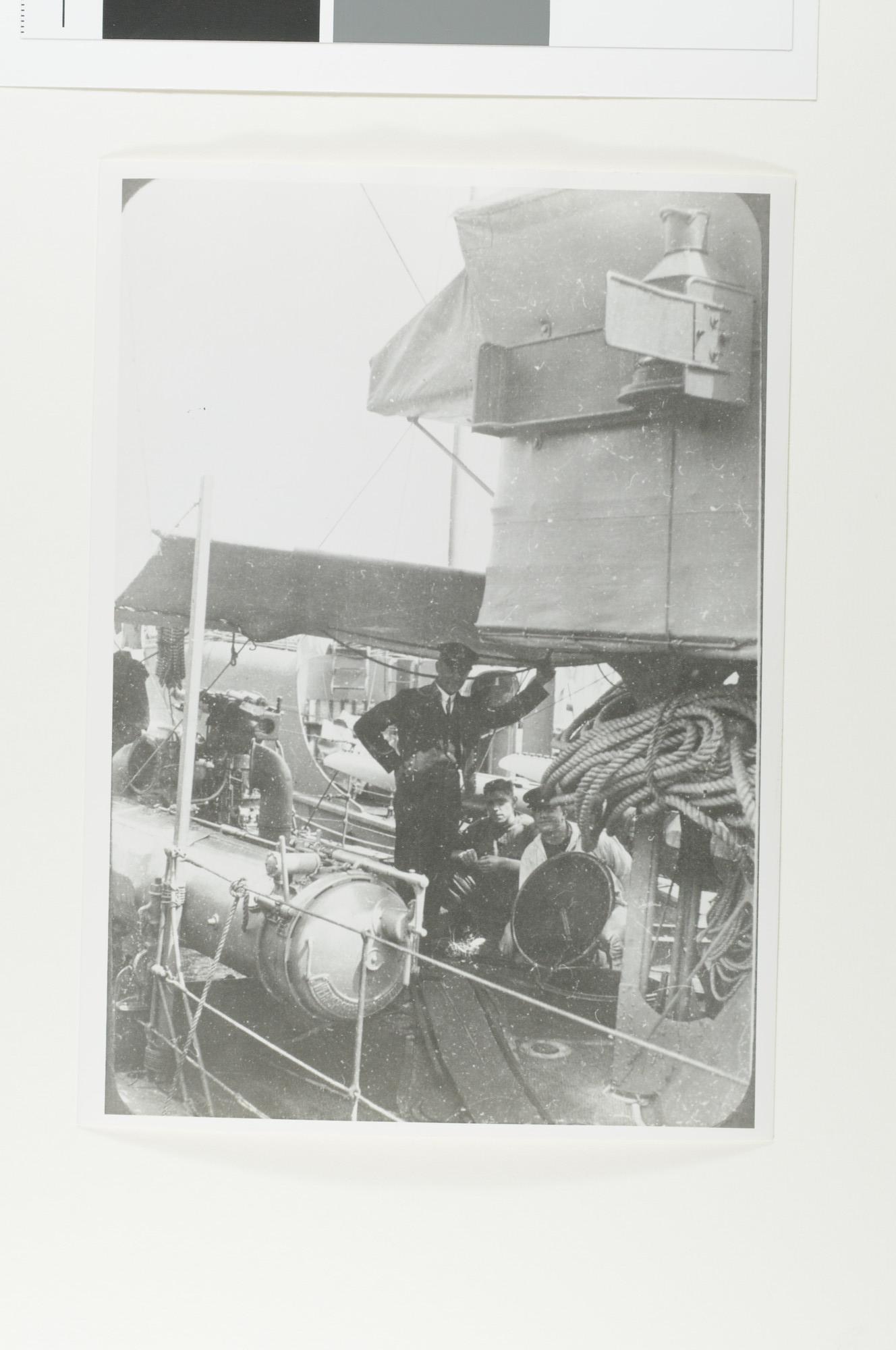 A.2867(03)007; Enkele bemanningsleden voor de brug van de torpedoboot Hr.Ms. 'G 16' afgemeerd aan de kade te Rotterdam; foto
