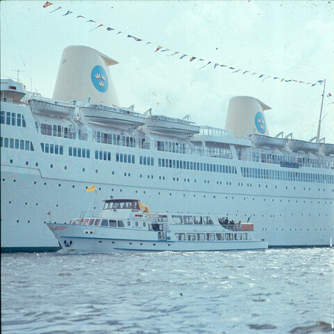 S.9100(2458); Dia van het Zweedse cruiseschip 'Kungsholm' van de Svenska Amerika Linien; diapositief