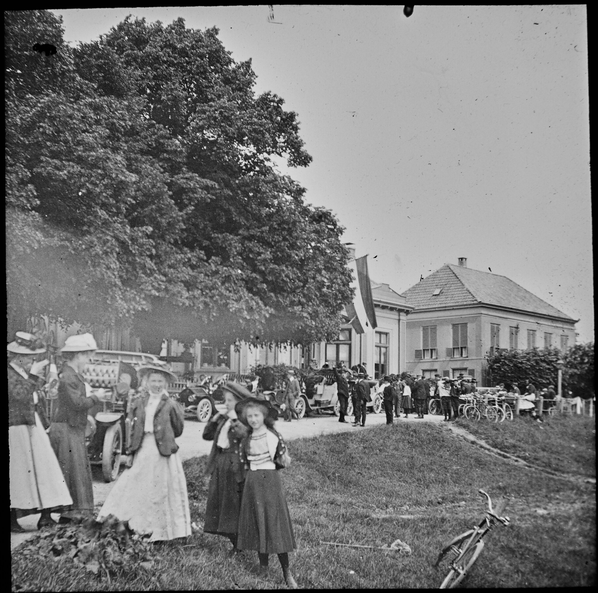 S.1156(06)375-05; Lantaarnplaatje van de regelmatigheidsrit naar Groningen met de Nederlandsche Automobiel Club van 5 juni tot en met 7 juni 1909 in Katerveer; lantaarnplaatje