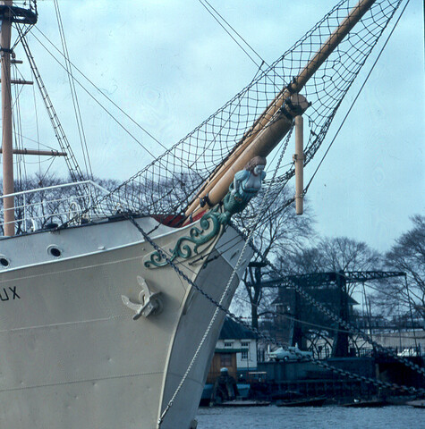 S.9100(3251); Dia van het opleidingsschip 'Pollux' in het Oosterdok te Amsterdam; diapositief