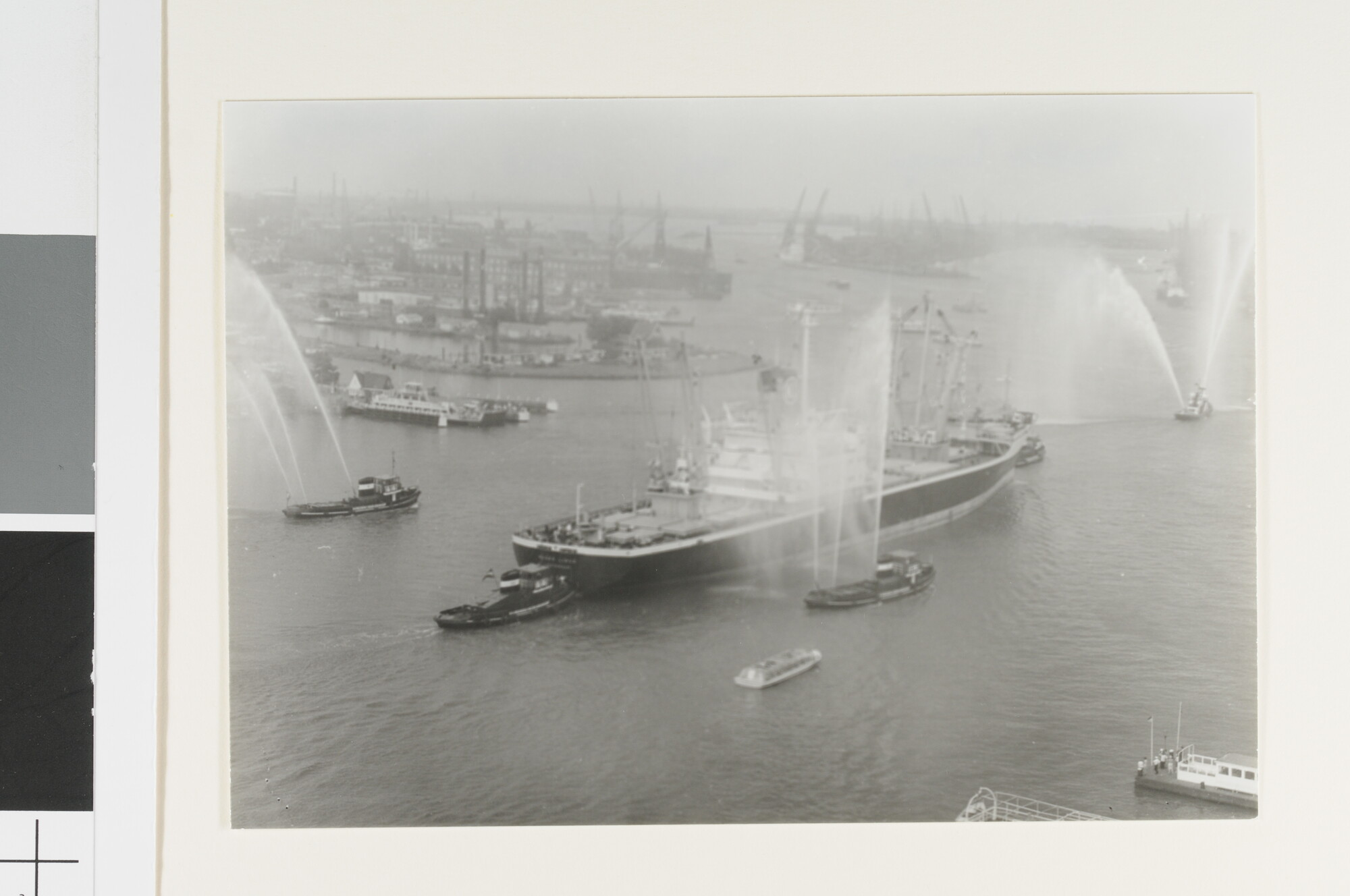 RB.0076(12); De eerste aankomst van het vrachtschip ms. 'Neder Linge' in Amsterdam; foto