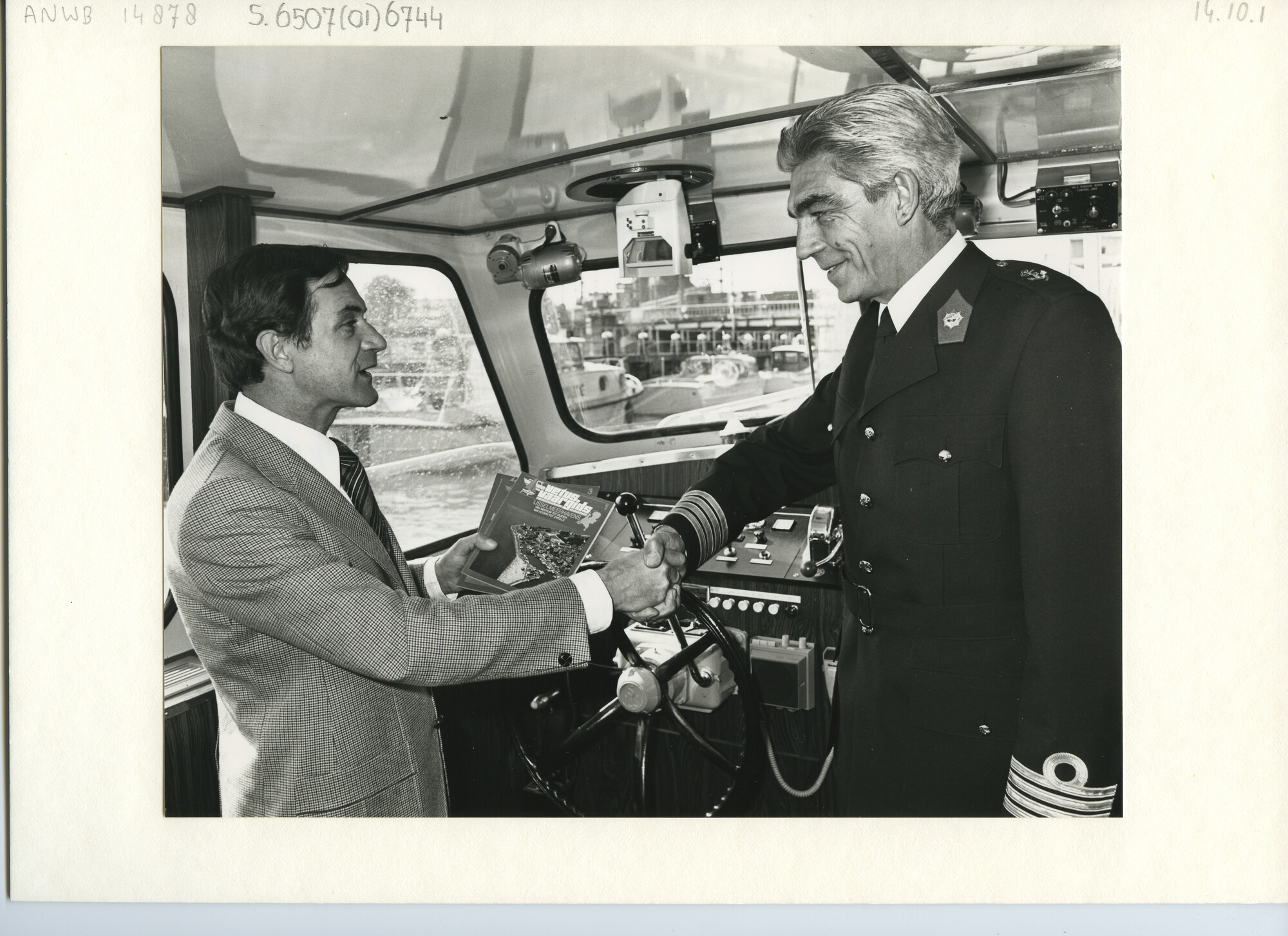 S.6507(01)6744; Foto van Commandant Rijkspolitie te water R. den Breejen en verkoopdirecteur W.H. den Ouden, W. van Brakel; foto