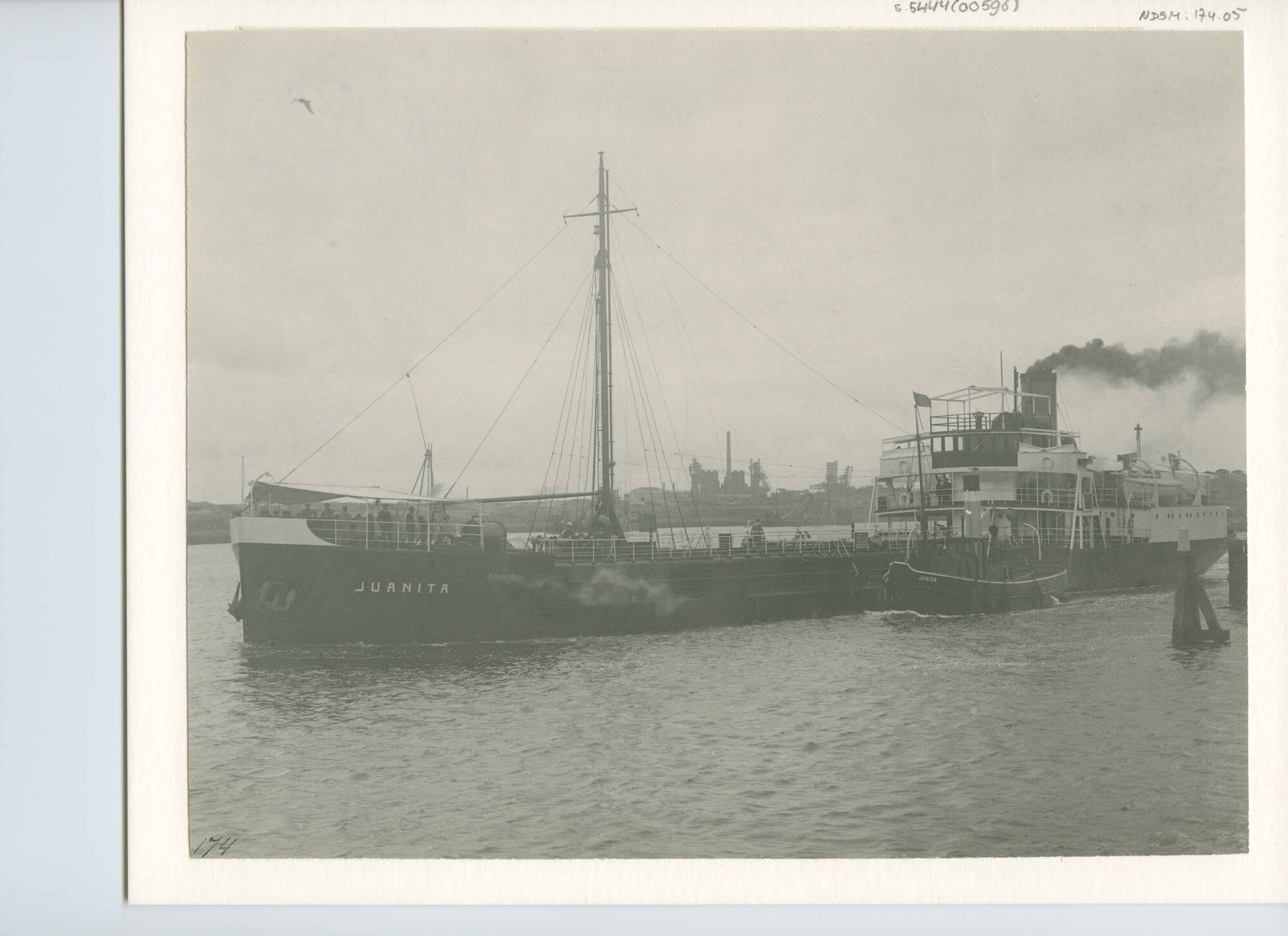 S.5444(0596); Foto van de tanker ss. Juanita van de Curaçaosche Scheepvaart Maatschappij onder stoom in de haven van Ijmuiden; foto