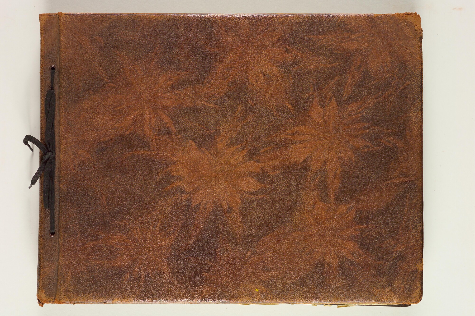 S.4660; Album van M.S. Wytema met foto's van de wereldreis van de onderzeeboot Hr.Ms. K XIII; fotoalbum
