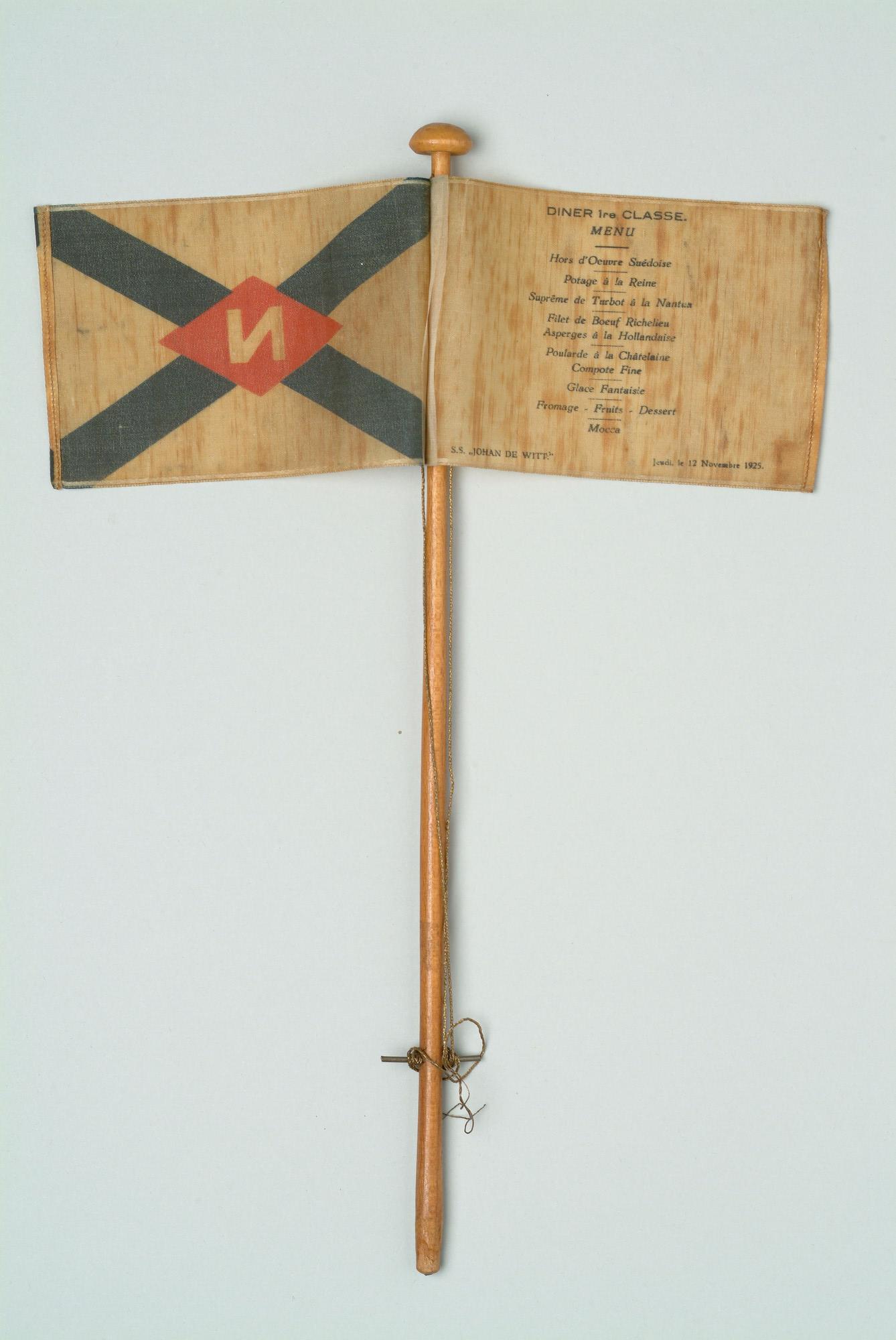 S.5352; Tafelvlag van de Stoomvaart Maatschappij 'Nederland', gebruikt aan boord van het ss. 'Johan de Witt'; vlag