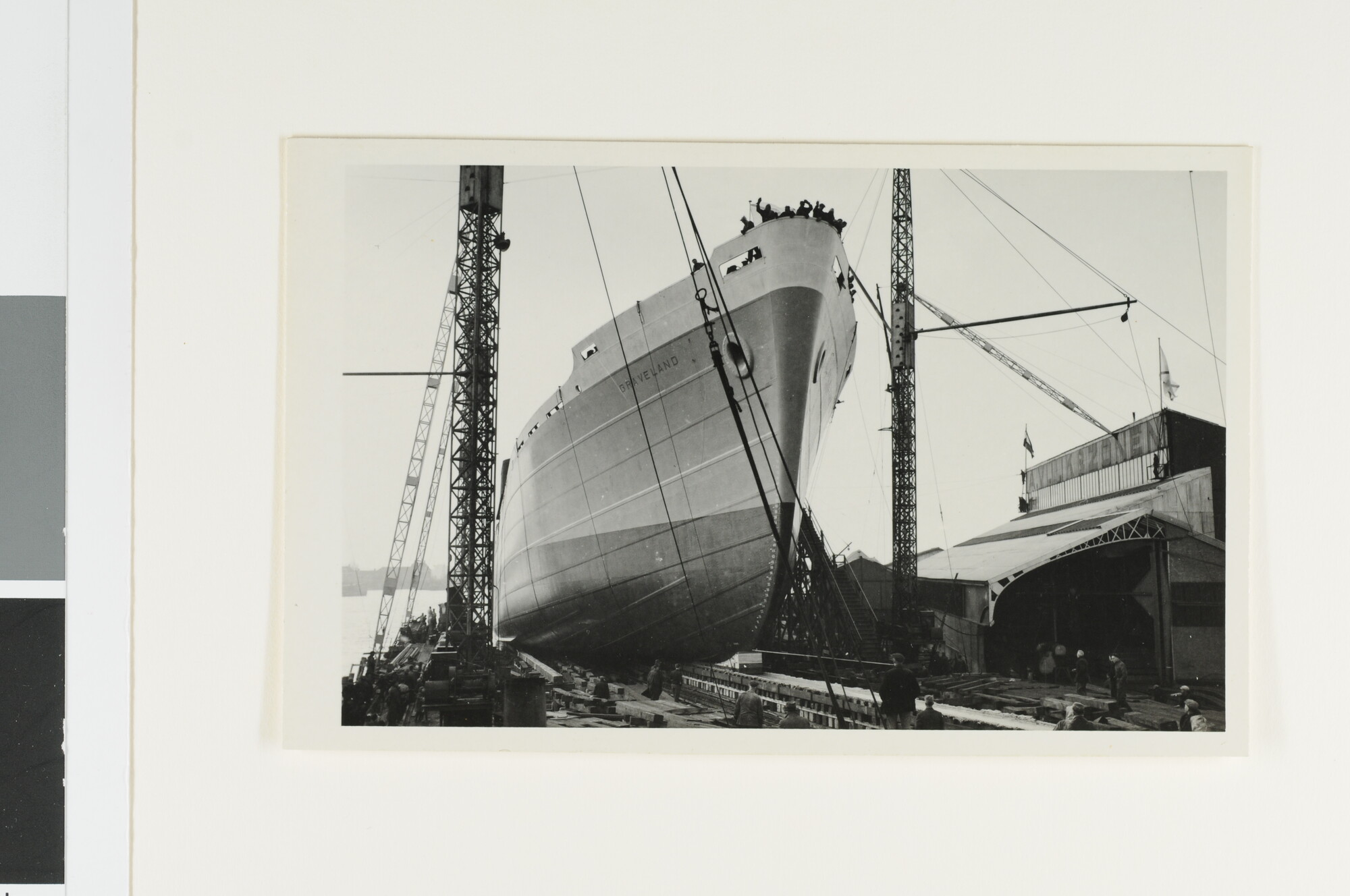 S.6408(0920); De tewaterlating van het vrachtschip ms. Graveland bij A. Vuyk & Zn in [...]; foto