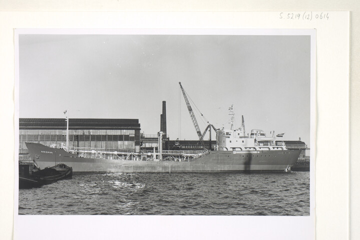 S.5219(12)0614; De tanker ms. 'Airismaa', gebouwd op de dwarshelling van de ASM, afgemeerd op de bouwwerf en gereed voor de proeftocht; foto