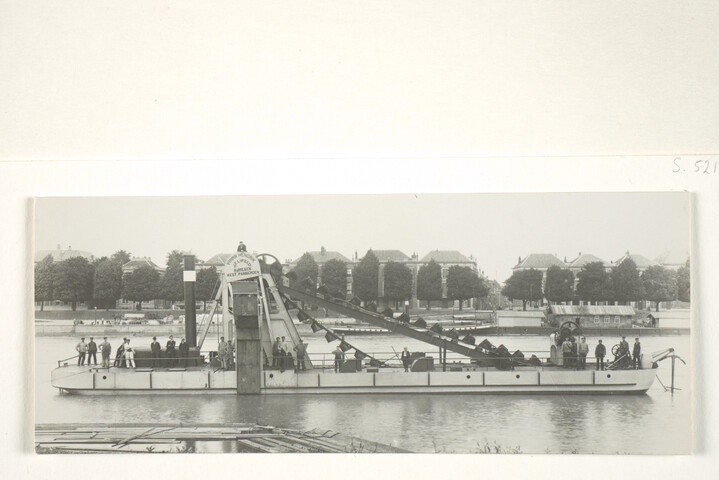 S.5219(12)0664 a; De emmerbaggermolen 'Prins Hendrik' van J.F. Lips & Co; foto