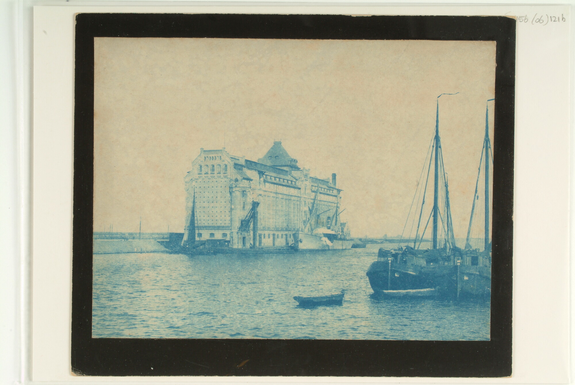 S.1156(06)121; De Graansilo aan de Westerdoksdijk te Amsterdam met het 'Tijdskland' op de voorgrond; foto