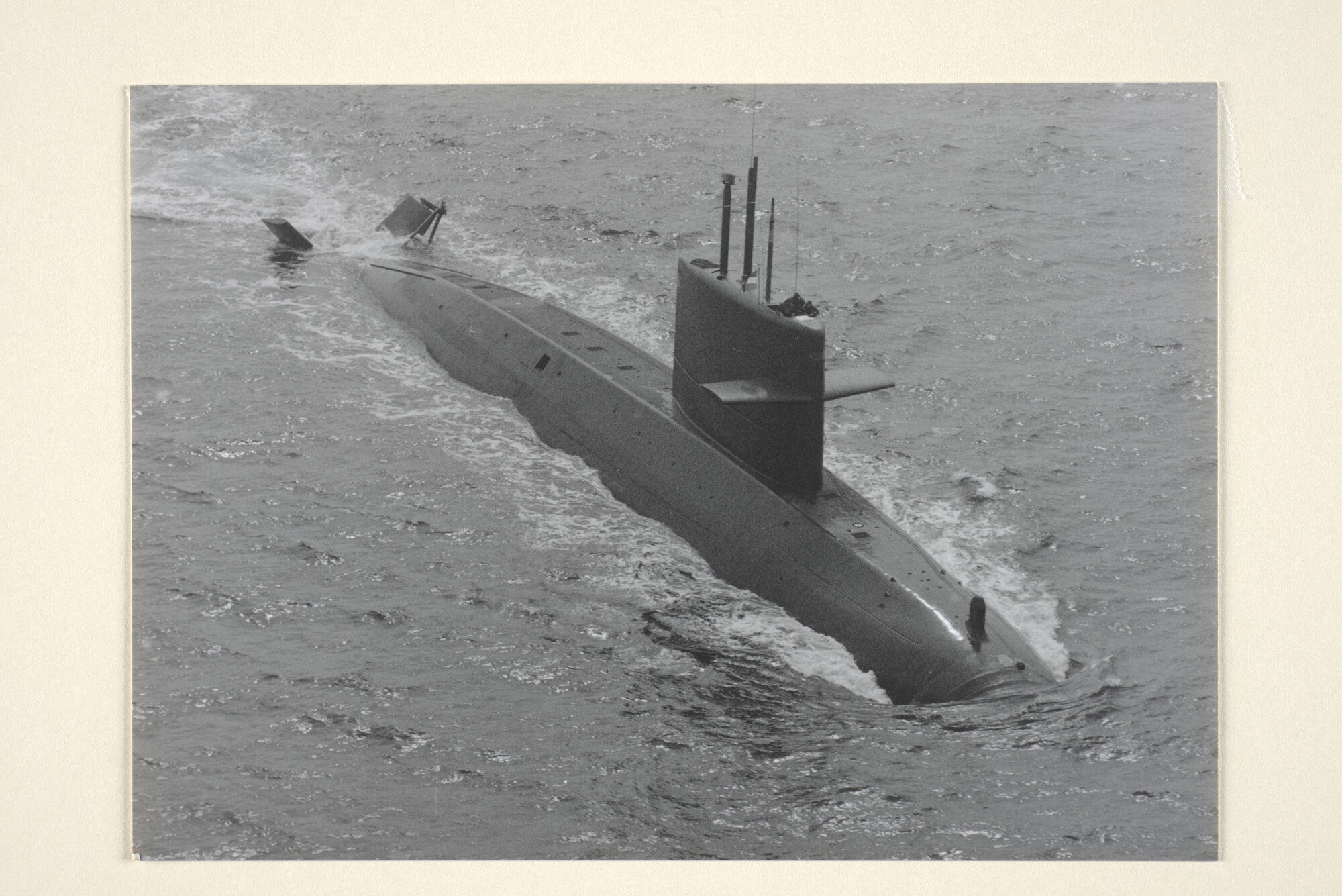 1995.1012; Luchtfoto van de onderzeeboot Hr.Ms. Zeeleeuw (S 803) van de Walrusklasse op zee; foto