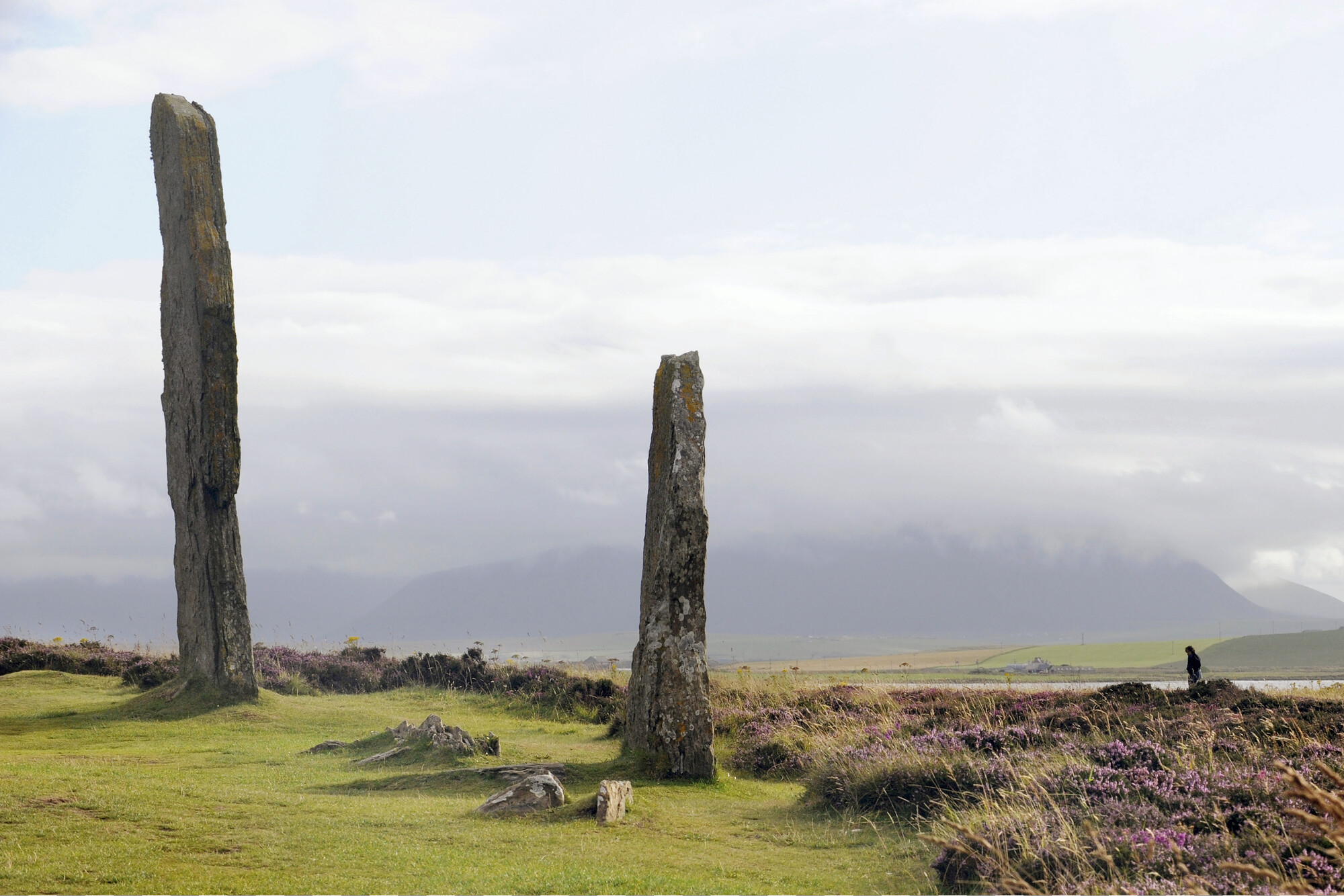 2019.0234; Kleurenfoto van de Ring van Brodgar, een neolithische steencirkel of henge op Mainland, een van de Orkney-eilanden, 2009; foto