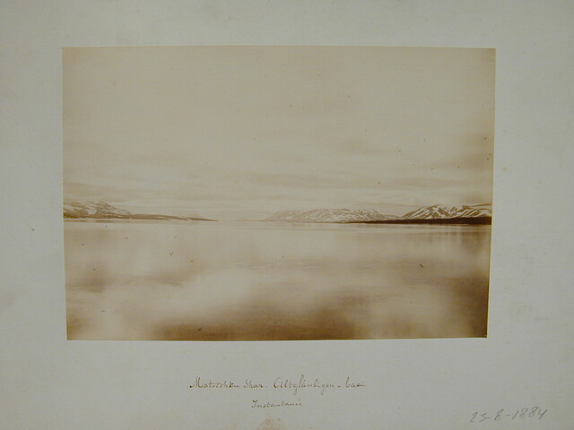 S.3986(01); Map met een verzameling losse foto's gedeeltelijk met onderschrift van de zevende Noordpoolexpeditie van de Willem Barents in 1884; fotoalbum