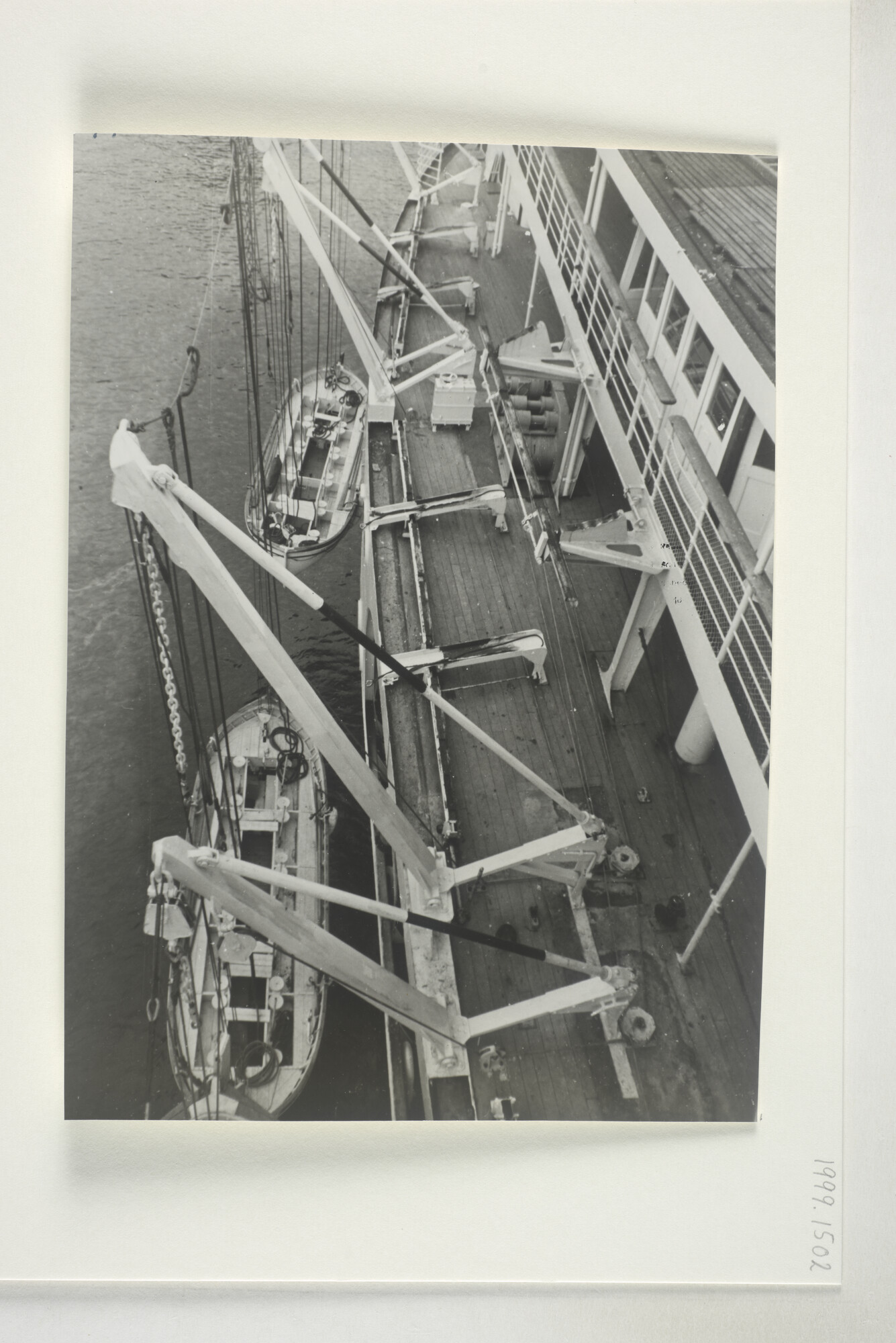 1999.1502; De sloepen hangen langs het Duitse hospitaalschip Strassbourg (ex- Baloeran van de Rotterdamsche Lloyd); foto