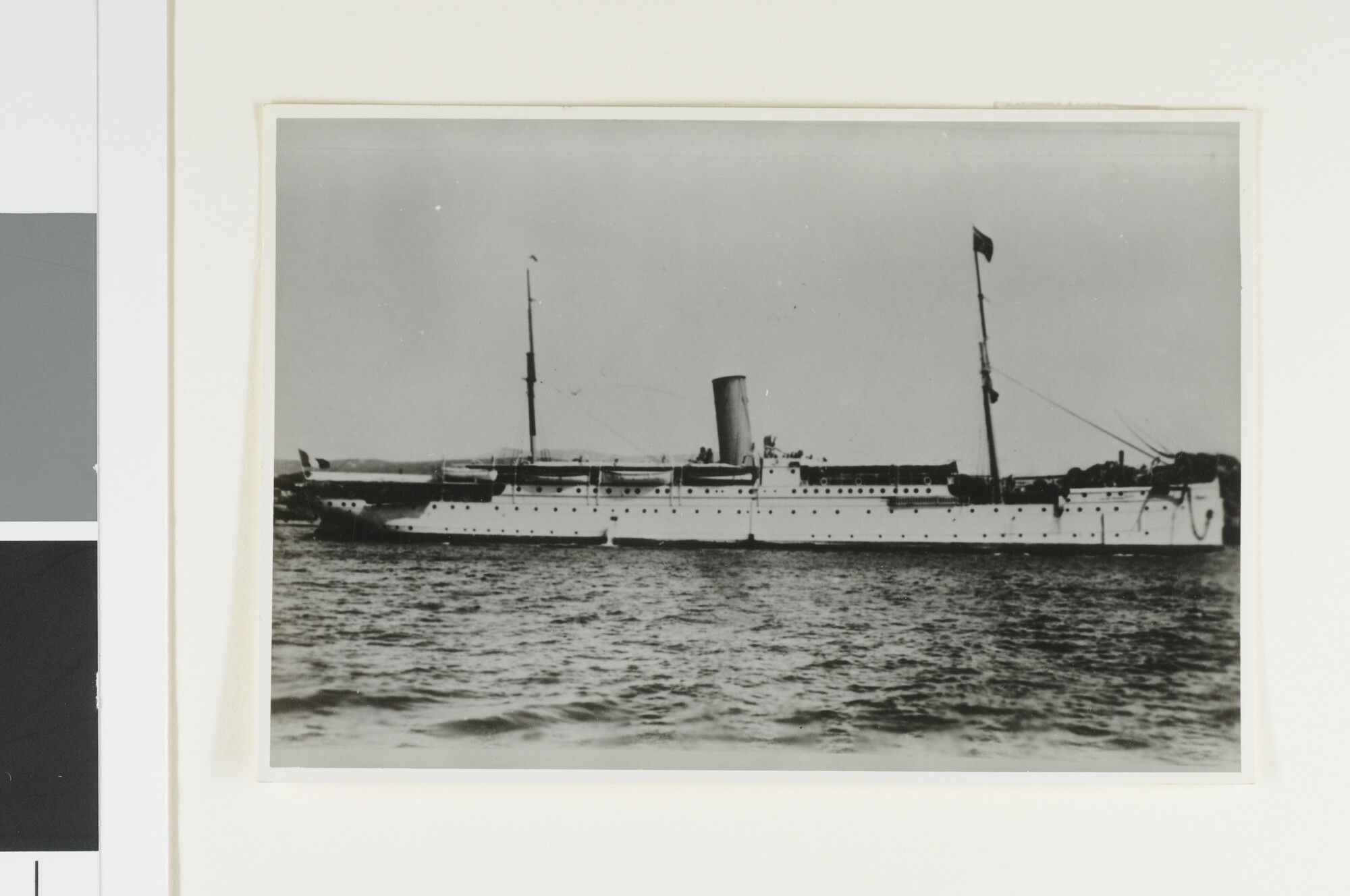 A.4743(16); Het vrachtschip ss. Ile de France (ex- Burgemeester den Tex & Insulinde van de Stoomvaart Maatschappij Nederland, gezien op stuurboord); foto