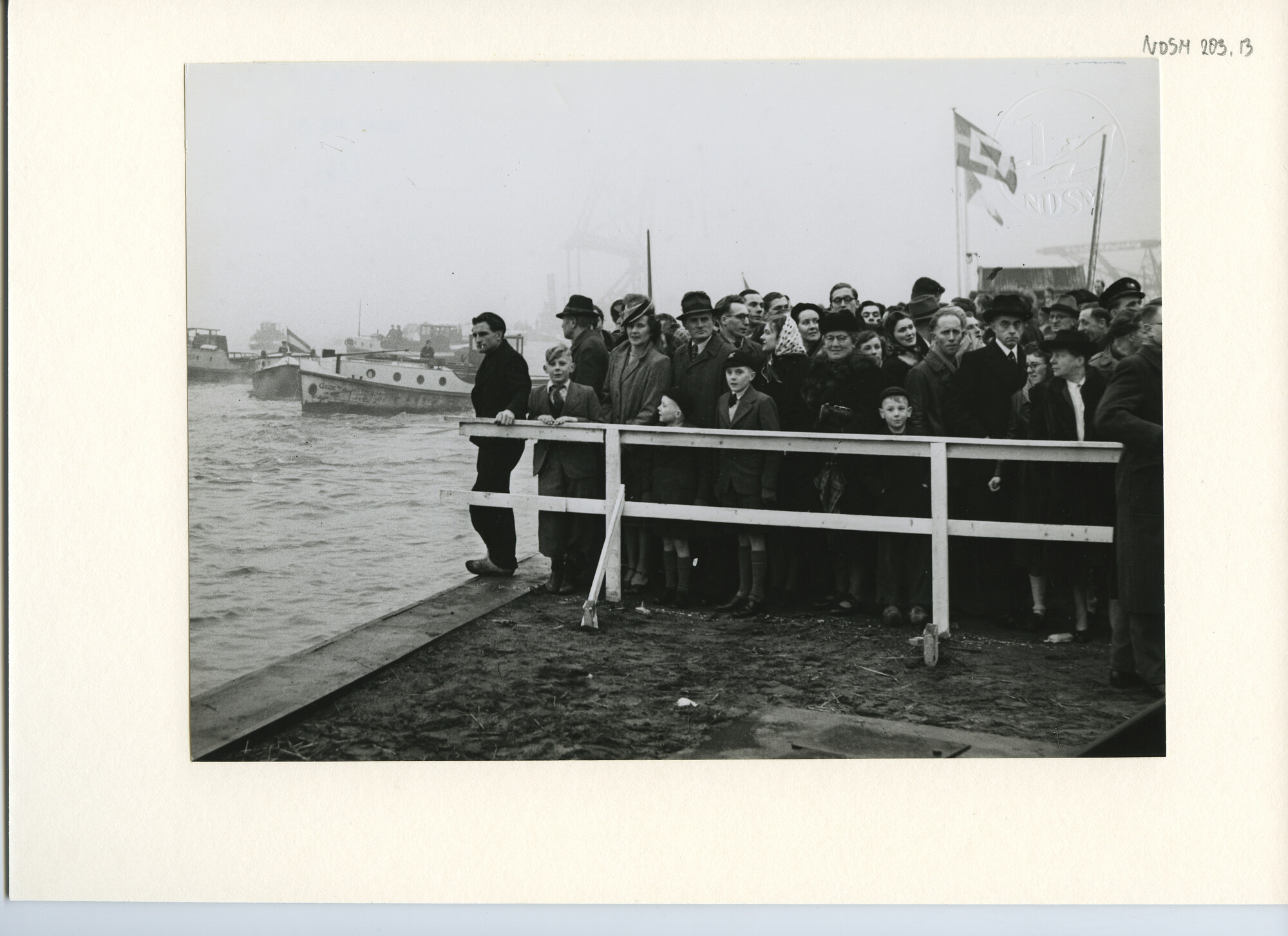 S.5444(1606)3; Foto van de tewaterlating van het vrachtschip ms. Arendskerk; foto