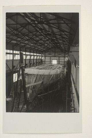 S.5219(12)0125; Foto's van de onder MDAP-voorwaarden in aanbouw zijnde houten kustmijnenveger Hr.Ms. 'Venlo' (M 817) bij de ASM te Arnhem; fotoreportage