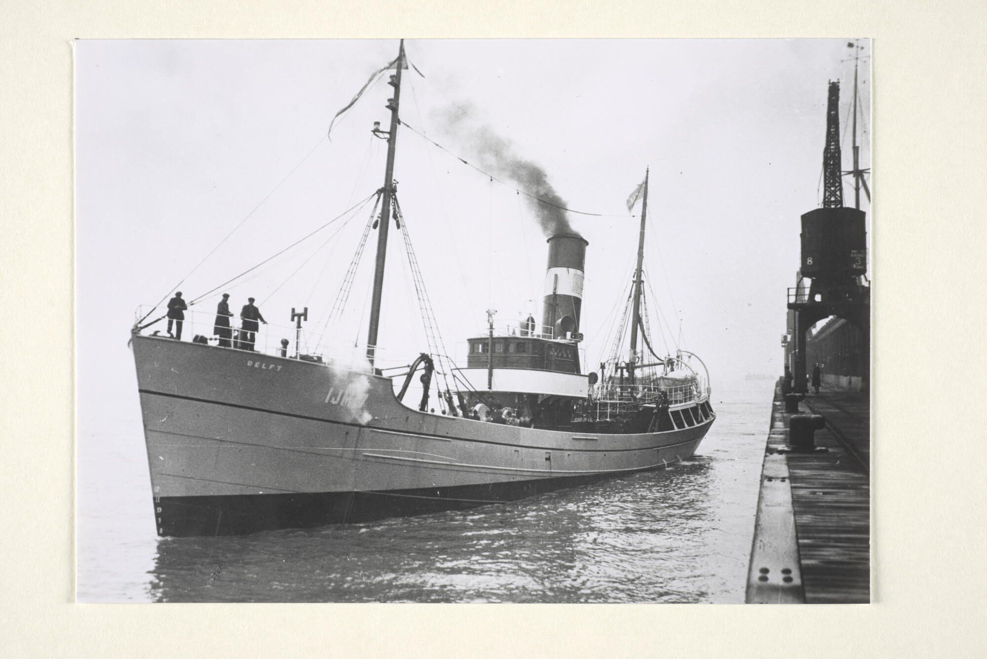 1997.1658; De stoomtrawler 'Delft' ('IJM 17') van de Algemene Visserij Maatschappij De VEM te IJmuiden, gebouwd in 1938 bij Cochrane & Sons; foto