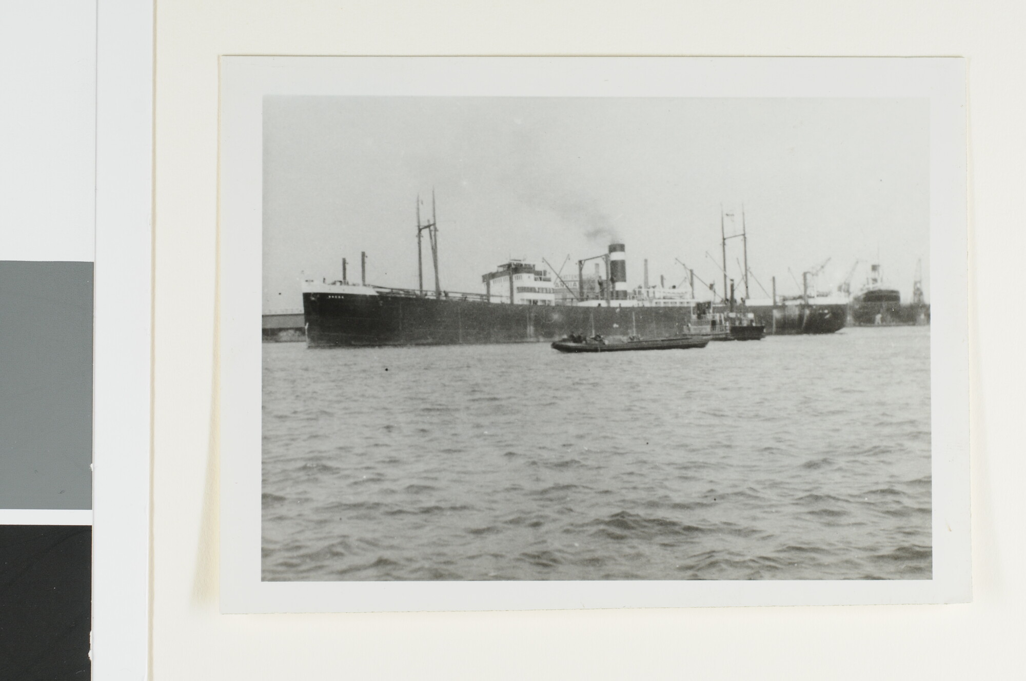 S.4380(04)547; Het vrachtschip ss. 'Breda' van de KNSM vertrekt uit de haven van Amsterdam; foto