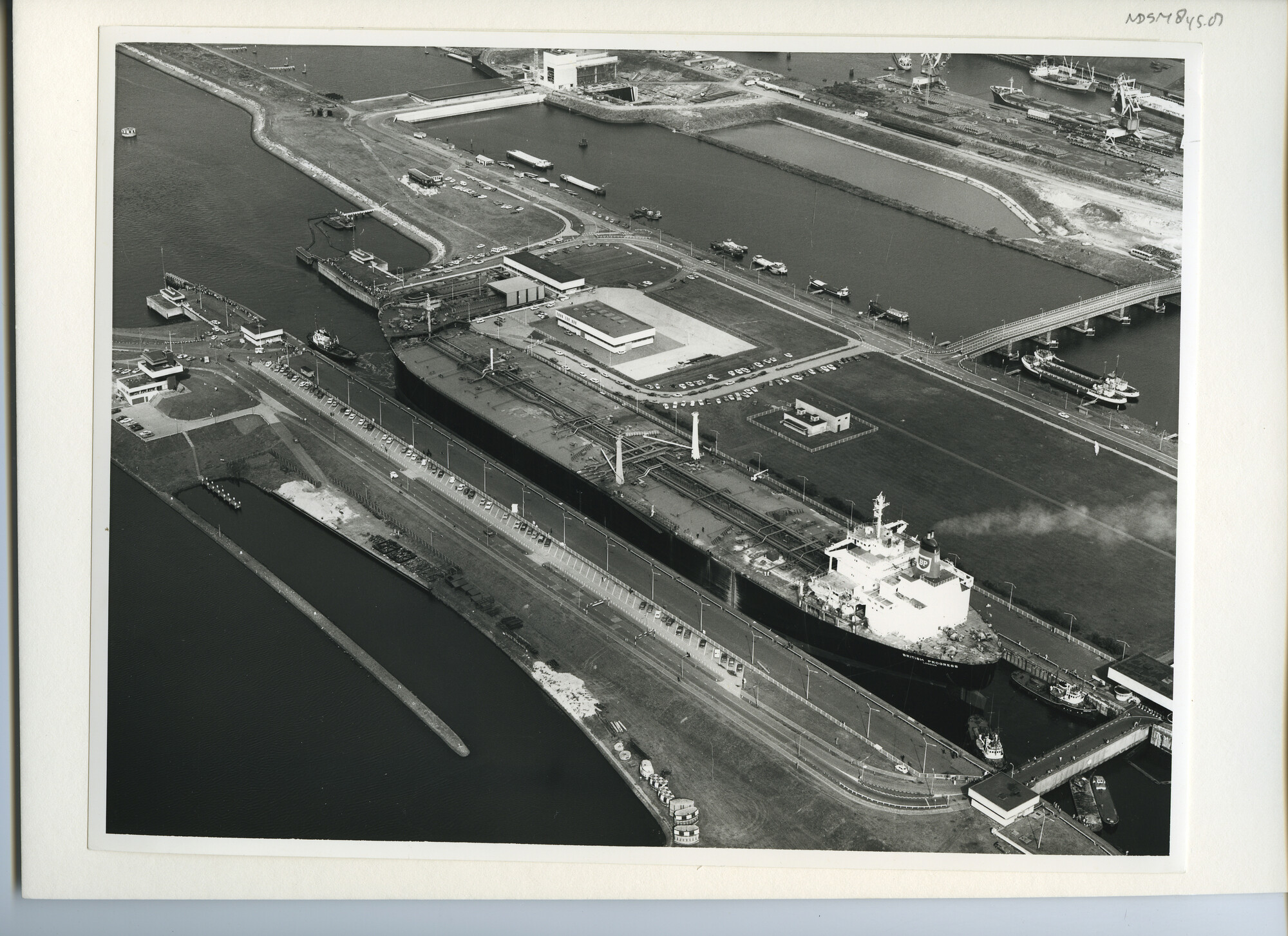 S.5444(2997)3; Luchtfoto van de Britse mammoettanker British Progress in de grote sluis van IJmuiden; foto