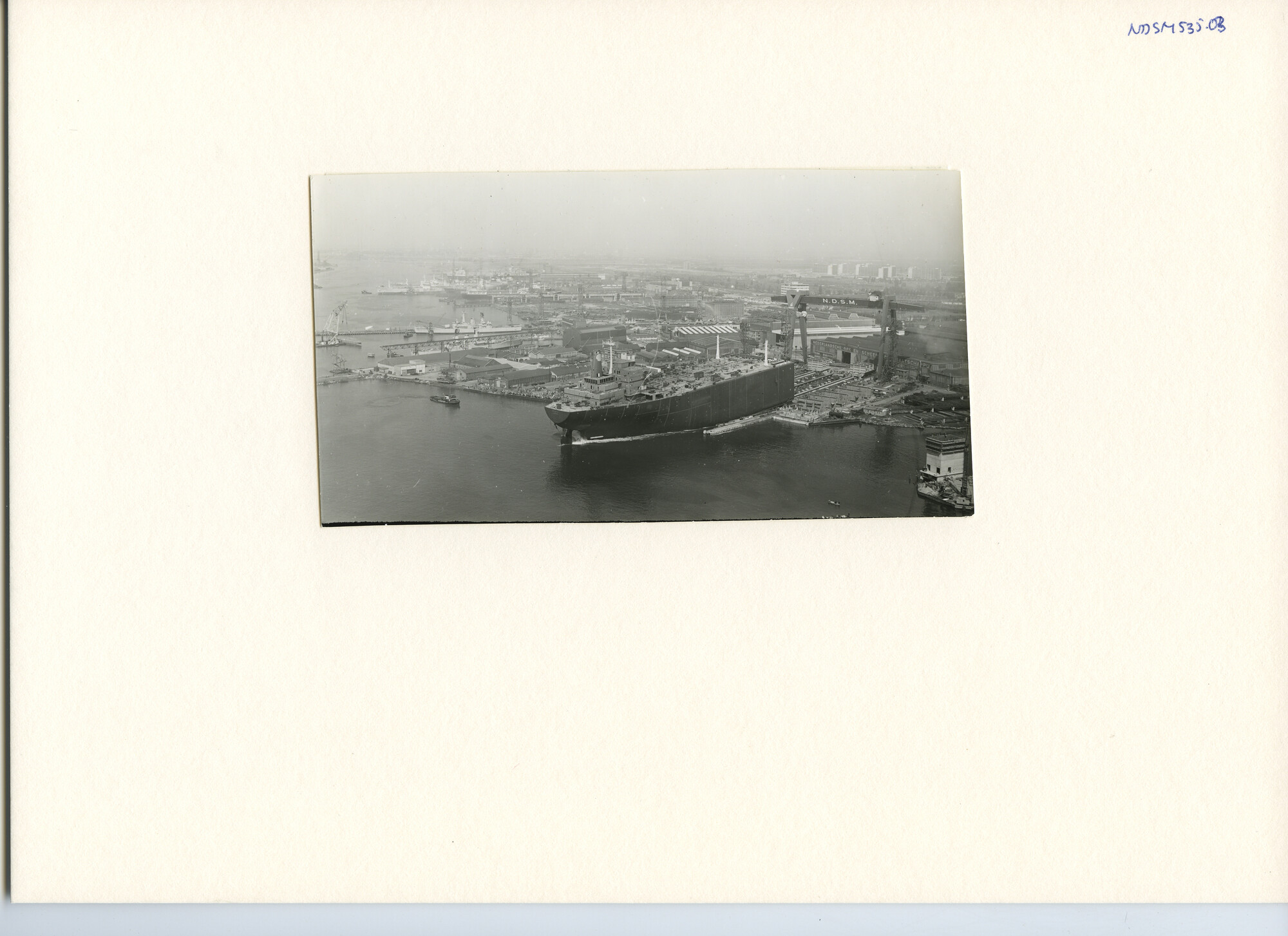S.5444(2991)4; Luchtfoto van de tewaterlating van het achterschip van de tanker Melania; foto