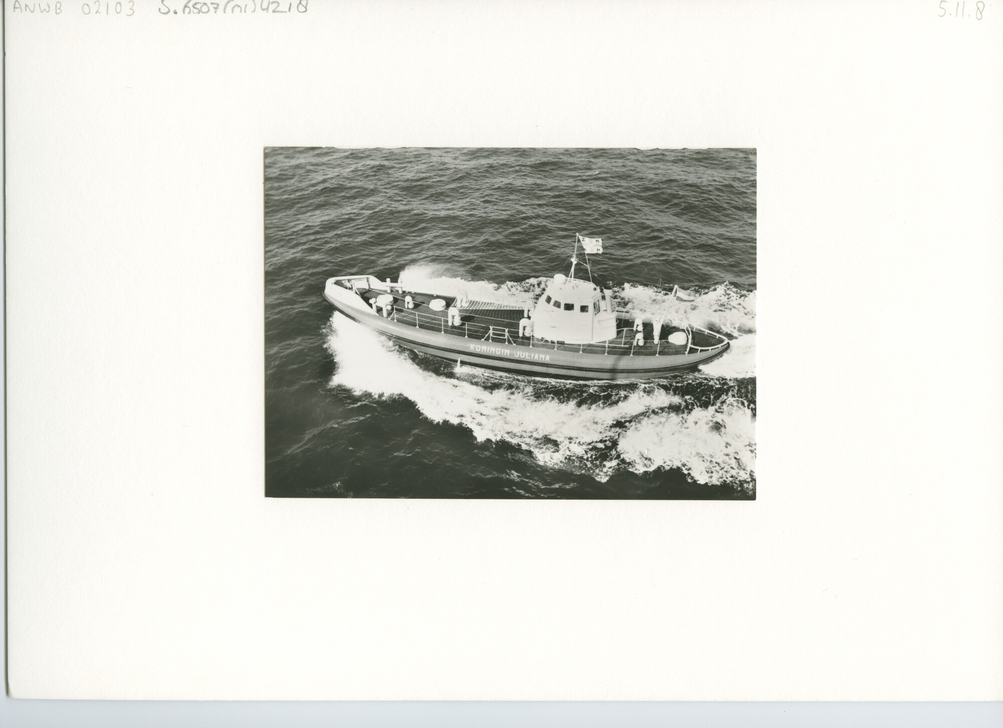 S.6507(01)4218; Foto van een bovenaanzicht op de motorreddingboot Koningin Juliana varend op zee; foto