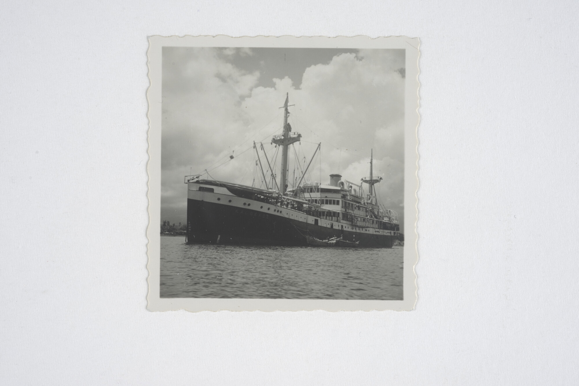2014.0464; Zwart-wit foto van ms. Kaloekoe in de haven van Boeleleng; foto
