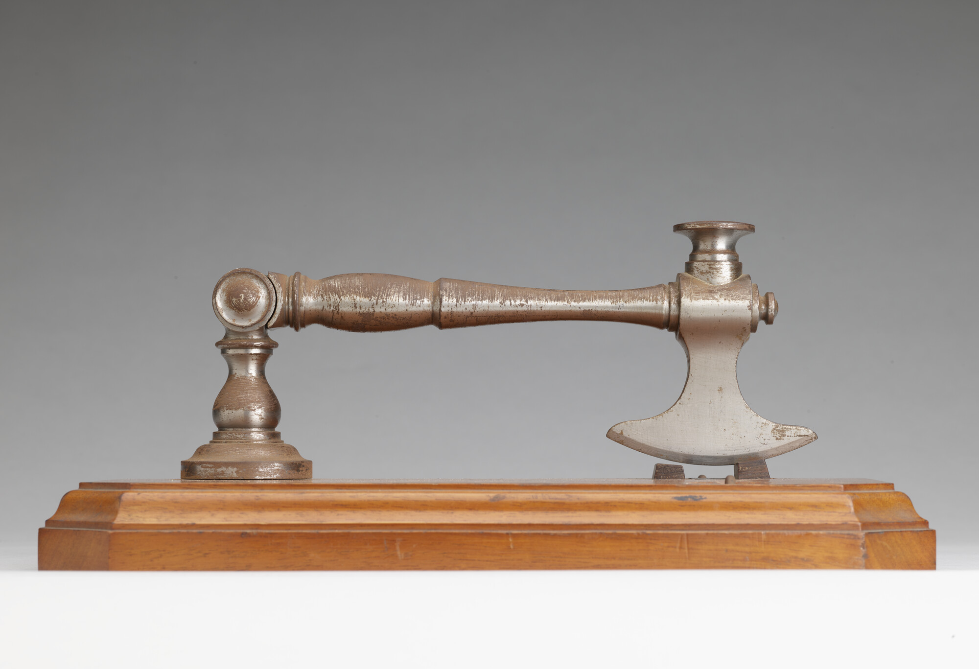 S.0049(08); Herdenkingsbijl, gebruikt bij het tewaterlaten van schepen te Amsterdam; bijl
