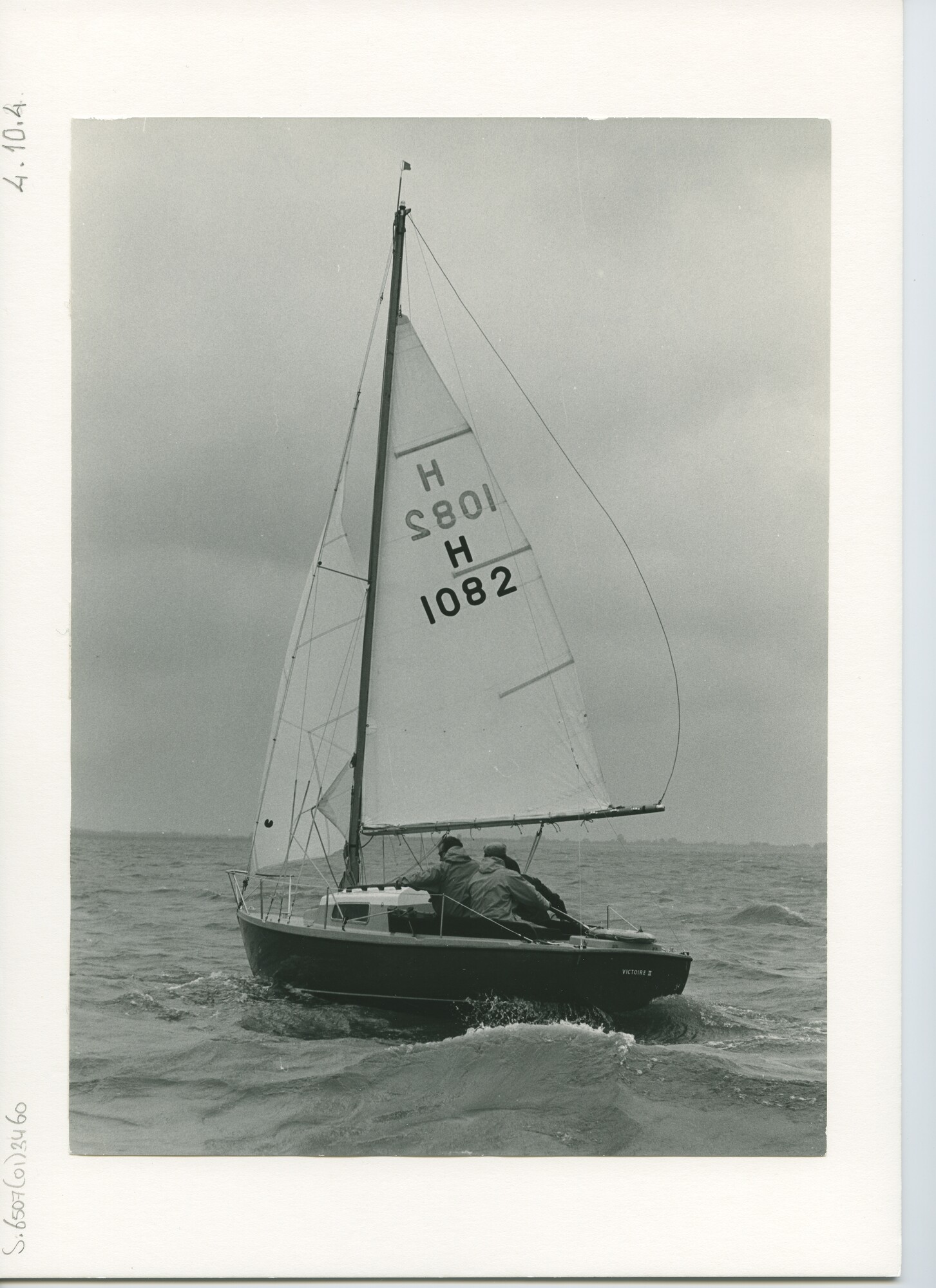 S.6507(01)3460; Foto van het kajuitzeiljacht Victoire II, type Victoire 22, zeilnummer H 1082, zeilend op zee; foto